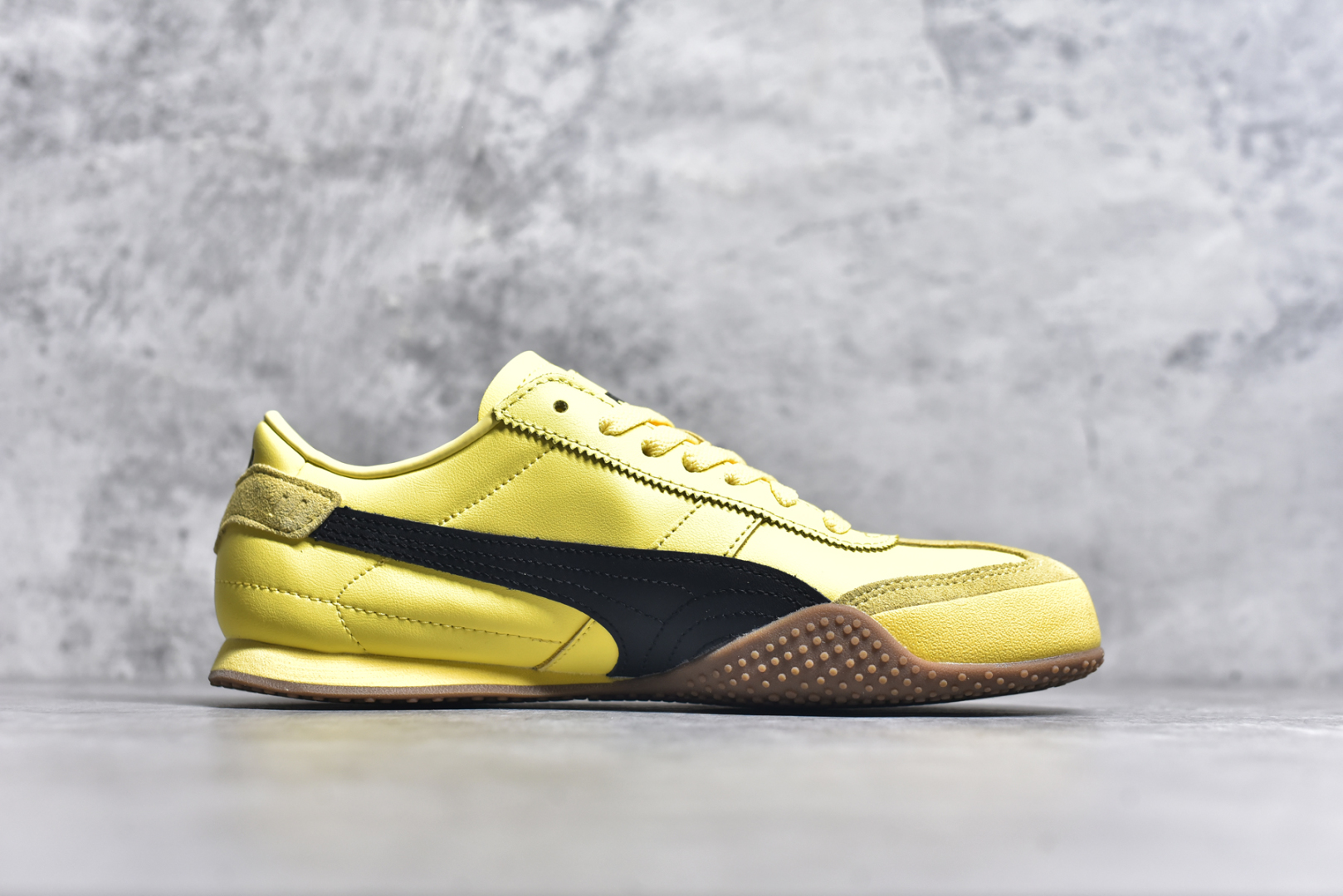 图片[3]-#M纯原 PUMA Bella UT Low 彪马贝拉UT系列低帮薄底德训复古风经典百搭休闲慢跑鞋 继将 Speedcat OG 带回后，近日 Puma 再以品牌档案室的经典鞋型 Bella OG 为蓝本，推出契合时下薄底球鞋趋势的 Bella UT 鞋款。自 21 世纪初问世以来，Bella OG 鞋型以其独特的薄底设计和上翻外底设计收获了众多年轻拥趸，更是 PUMA DNA 中不可磨灭的经典。此番重新推出的 Bella UT 鞋款，整体鞋面采用上乘皮革材质，并延续 Formstrip 设计语言；鞋头处采用精致的包头设计，搭配麂皮材质提升质感；鞋底部分保留 Bella 鞋款标志性的薄底和点状橡胶外底，上翘的设计包裹鞋面；鞋舌与鞋跟分别点缀美洲狮 Logo 与品牌字母 Logo。值得一提的是，本次 Bella UT 鞋款搭载 SOFTFOAM+ 鞋垫，兼顾美学设计与穿着舒适度。而配色上则提供白、黄、蓝、银、粉五款颜色。尺码：36 37 37.5 38 39 39.5 40 40.5 41 42 42.5 43 44 44.5-选品中心