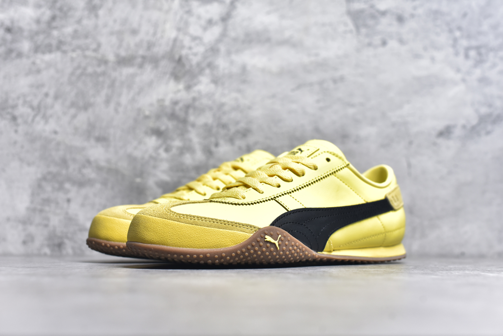 图片[2]-#M纯原 PUMA Bella UT Low 彪马贝拉UT系列低帮薄底德训复古风经典百搭休闲慢跑鞋 继将 Speedcat OG 带回后，近日 Puma 再以品牌档案室的经典鞋型 Bella OG 为蓝本，推出契合时下薄底球鞋趋势的 Bella UT 鞋款。自 21 世纪初问世以来，Bella OG 鞋型以其独特的薄底设计和上翻外底设计收获了众多年轻拥趸，更是 PUMA DNA 中不可磨灭的经典。此番重新推出的 Bella UT 鞋款，整体鞋面采用上乘皮革材质，并延续 Formstrip 设计语言；鞋头处采用精致的包头设计，搭配麂皮材质提升质感；鞋底部分保留 Bella 鞋款标志性的薄底和点状橡胶外底，上翘的设计包裹鞋面；鞋舌与鞋跟分别点缀美洲狮 Logo 与品牌字母 Logo。值得一提的是，本次 Bella UT 鞋款搭载 SOFTFOAM+ 鞋垫，兼顾美学设计与穿着舒适度。而配色上则提供白、黄、蓝、银、粉五款颜色。尺码：36 37 37.5 38 39 39.5 40 40.5 41 42 42.5 43 44 44.5-选品中心
