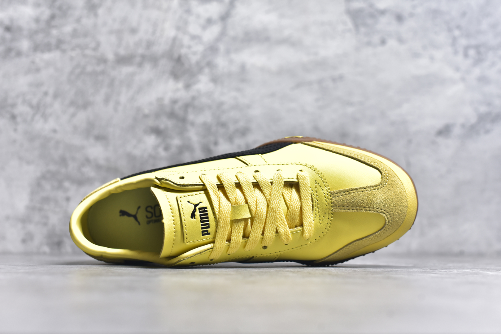 图片[4]-#M纯原 PUMA Bella UT Low 彪马贝拉UT系列低帮薄底德训复古风经典百搭休闲慢跑鞋 继将 Speedcat OG 带回后，近日 Puma 再以品牌档案室的经典鞋型 Bella OG 为蓝本，推出契合时下薄底球鞋趋势的 Bella UT 鞋款。自 21 世纪初问世以来，Bella OG 鞋型以其独特的薄底设计和上翻外底设计收获了众多年轻拥趸，更是 PUMA DNA 中不可磨灭的经典。此番重新推出的 Bella UT 鞋款，整体鞋面采用上乘皮革材质，并延续 Formstrip 设计语言；鞋头处采用精致的包头设计，搭配麂皮材质提升质感；鞋底部分保留 Bella 鞋款标志性的薄底和点状橡胶外底，上翘的设计包裹鞋面；鞋舌与鞋跟分别点缀美洲狮 Logo 与品牌字母 Logo。值得一提的是，本次 Bella UT 鞋款搭载 SOFTFOAM+ 鞋垫，兼顾美学设计与穿着舒适度。而配色上则提供白、黄、蓝、银、粉五款颜色。尺码：36 37 37.5 38 39 39.5 40 40.5 41 42 42.5 43 44 44.5-选品中心