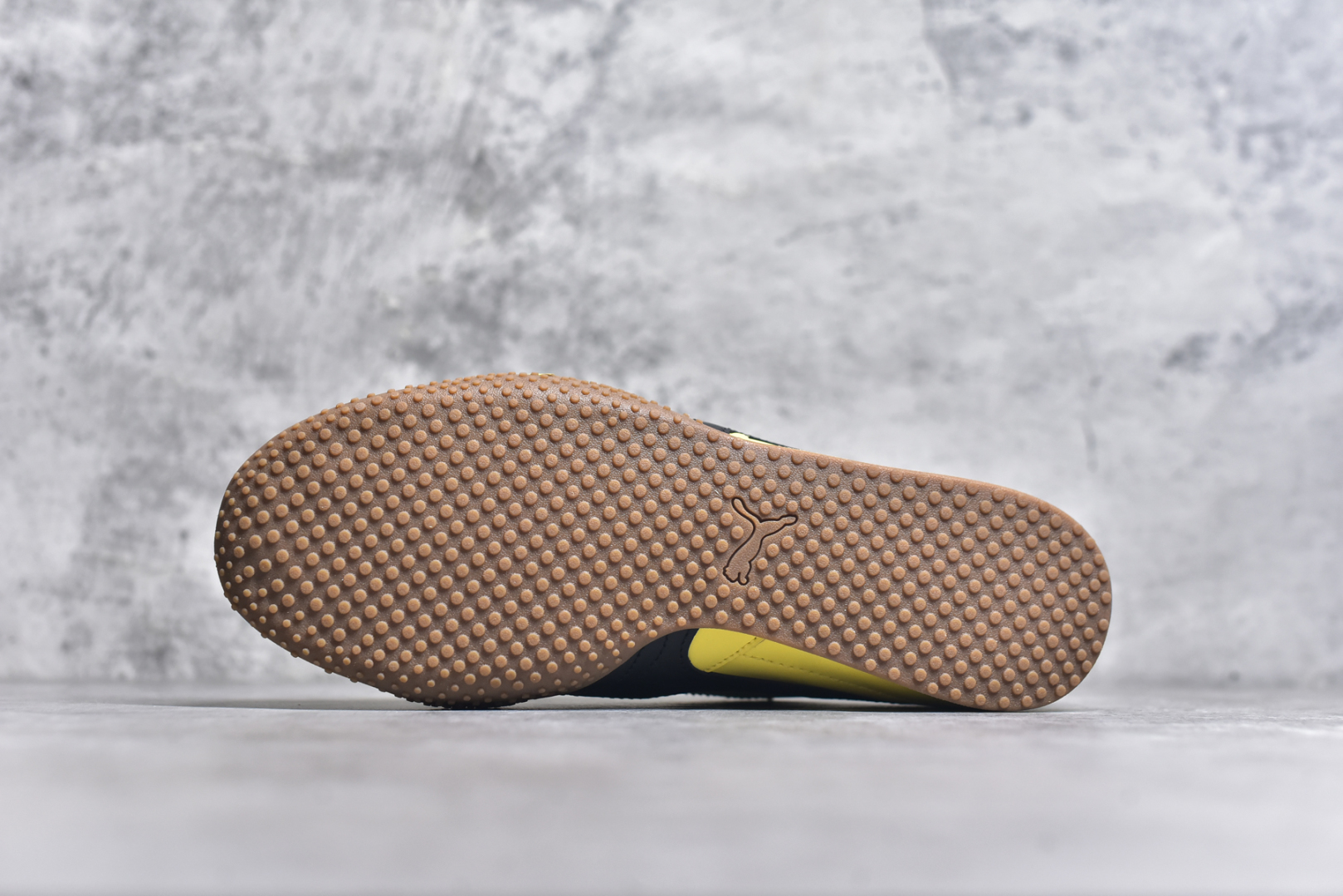 图片[6]-#M纯原 PUMA Bella UT Low 彪马贝拉UT系列低帮薄底德训复古风经典百搭休闲慢跑鞋 继将 Speedcat OG 带回后，近日 Puma 再以品牌档案室的经典鞋型 Bella OG 为蓝本，推出契合时下薄底球鞋趋势的 Bella UT 鞋款。自 21 世纪初问世以来，Bella OG 鞋型以其独特的薄底设计和上翻外底设计收获了众多年轻拥趸，更是 PUMA DNA 中不可磨灭的经典。此番重新推出的 Bella UT 鞋款，整体鞋面采用上乘皮革材质，并延续 Formstrip 设计语言；鞋头处采用精致的包头设计，搭配麂皮材质提升质感；鞋底部分保留 Bella 鞋款标志性的薄底和点状橡胶外底，上翘的设计包裹鞋面；鞋舌与鞋跟分别点缀美洲狮 Logo 与品牌字母 Logo。值得一提的是，本次 Bella UT 鞋款搭载 SOFTFOAM+ 鞋垫，兼顾美学设计与穿着舒适度。而配色上则提供白、黄、蓝、银、粉五款颜色。尺码：36 37 37.5 38 39 39.5 40 40.5 41 42 42.5 43 44 44.5-选品中心