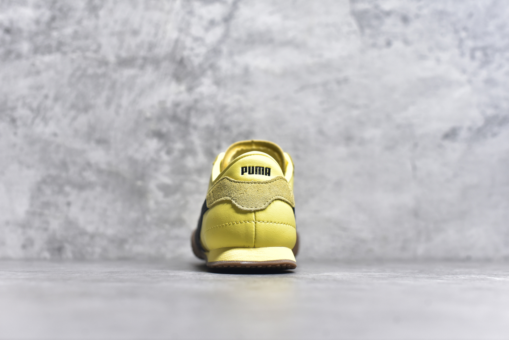 图片[5]-#M纯原 PUMA Bella UT Low 彪马贝拉UT系列低帮薄底德训复古风经典百搭休闲慢跑鞋 继将 Speedcat OG 带回后，近日 Puma 再以品牌档案室的经典鞋型 Bella OG 为蓝本，推出契合时下薄底球鞋趋势的 Bella UT 鞋款。自 21 世纪初问世以来，Bella OG 鞋型以其独特的薄底设计和上翻外底设计收获了众多年轻拥趸，更是 PUMA DNA 中不可磨灭的经典。此番重新推出的 Bella UT 鞋款，整体鞋面采用上乘皮革材质，并延续 Formstrip 设计语言；鞋头处采用精致的包头设计，搭配麂皮材质提升质感；鞋底部分保留 Bella 鞋款标志性的薄底和点状橡胶外底，上翘的设计包裹鞋面；鞋舌与鞋跟分别点缀美洲狮 Logo 与品牌字母 Logo。值得一提的是，本次 Bella UT 鞋款搭载 SOFTFOAM+ 鞋垫，兼顾美学设计与穿着舒适度。而配色上则提供白、黄、蓝、银、粉五款颜色。尺码：36 37 37.5 38 39 39.5 40 40.5 41 42 42.5 43 44 44.5-选品中心