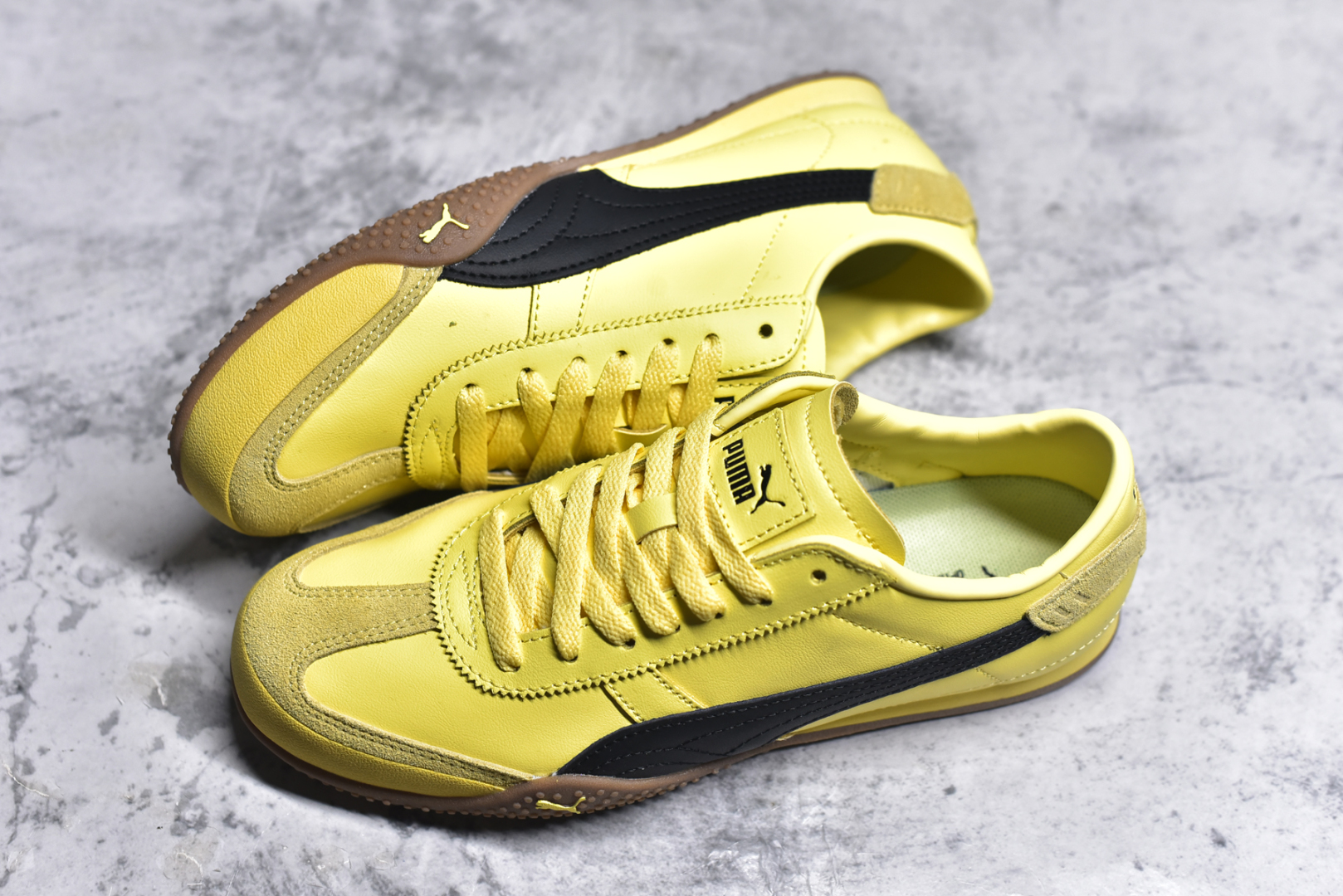 图片[7]-#M纯原 PUMA Bella UT Low 彪马贝拉UT系列低帮薄底德训复古风经典百搭休闲慢跑鞋 继将 Speedcat OG 带回后，近日 Puma 再以品牌档案室的经典鞋型 Bella OG 为蓝本，推出契合时下薄底球鞋趋势的 Bella UT 鞋款。自 21 世纪初问世以来，Bella OG 鞋型以其独特的薄底设计和上翻外底设计收获了众多年轻拥趸，更是 PUMA DNA 中不可磨灭的经典。此番重新推出的 Bella UT 鞋款，整体鞋面采用上乘皮革材质，并延续 Formstrip 设计语言；鞋头处采用精致的包头设计，搭配麂皮材质提升质感；鞋底部分保留 Bella 鞋款标志性的薄底和点状橡胶外底，上翘的设计包裹鞋面；鞋舌与鞋跟分别点缀美洲狮 Logo 与品牌字母 Logo。值得一提的是，本次 Bella UT 鞋款搭载 SOFTFOAM+ 鞋垫，兼顾美学设计与穿着舒适度。而配色上则提供白、黄、蓝、银、粉五款颜色。尺码：36 37 37.5 38 39 39.5 40 40.5 41 42 42.5 43 44 44.5-选品中心