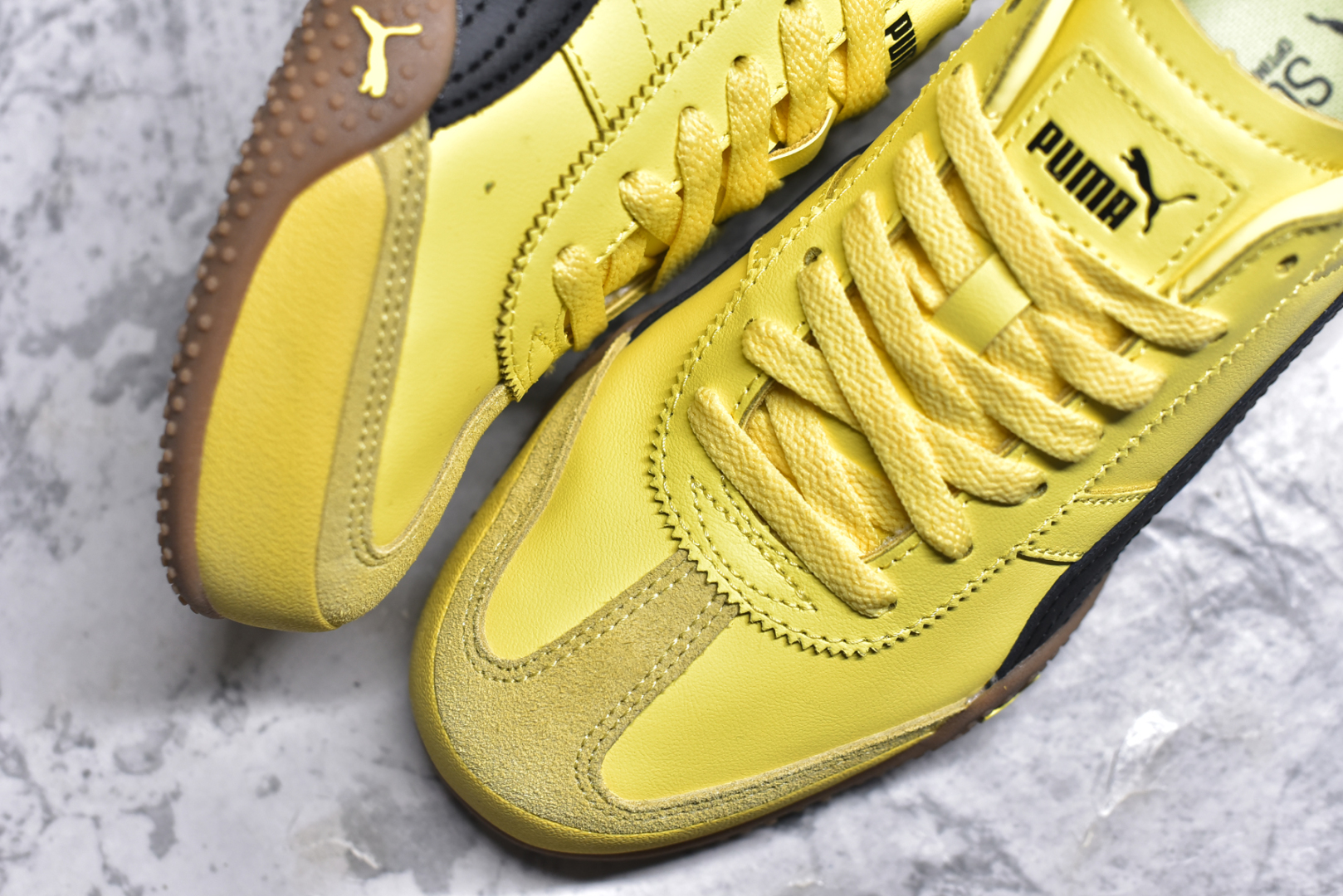 图片[8]-#M纯原 PUMA Bella UT Low 彪马贝拉UT系列低帮薄底德训复古风经典百搭休闲慢跑鞋 继将 Speedcat OG 带回后，近日 Puma 再以品牌档案室的经典鞋型 Bella OG 为蓝本，推出契合时下薄底球鞋趋势的 Bella UT 鞋款。自 21 世纪初问世以来，Bella OG 鞋型以其独特的薄底设计和上翻外底设计收获了众多年轻拥趸，更是 PUMA DNA 中不可磨灭的经典。此番重新推出的 Bella UT 鞋款，整体鞋面采用上乘皮革材质，并延续 Formstrip 设计语言；鞋头处采用精致的包头设计，搭配麂皮材质提升质感；鞋底部分保留 Bella 鞋款标志性的薄底和点状橡胶外底，上翘的设计包裹鞋面；鞋舌与鞋跟分别点缀美洲狮 Logo 与品牌字母 Logo。值得一提的是，本次 Bella UT 鞋款搭载 SOFTFOAM+ 鞋垫，兼顾美学设计与穿着舒适度。而配色上则提供白、黄、蓝、银、粉五款颜色。尺码：36 37 37.5 38 39 39.5 40 40.5 41 42 42.5 43 44 44.5-选品中心