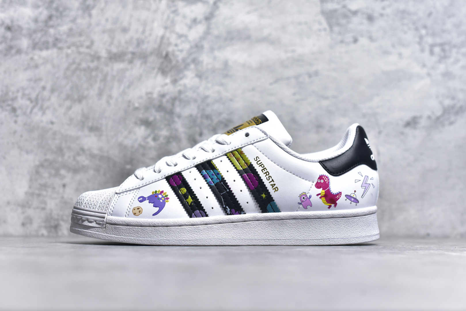 #AD Originals Superstar 经典复古贝壳头板鞋 EG4958 诞生于1969年 是第一双将全皮面鞋 身与橡胶鞋头结合在一起的低帮篮球鞋 Superstar最开始 是作为高帮篮球鞋Pro Model的低帮版本而出现的 但因为其独特和醒目的橡胶鞋头造型而让大家熟知 被大家形象地称为\”shelltoe\”贝壳头 在70年代的美国职业篮球场上 接近3/4的NBA球员都将这双Superstar作为场上用鞋 80年代之后 经过不断的改良和发展 Superstar逐渐成为横跨时装、音乐、街头文化、休闲和运动等各大领域的时尚潮鞋 尺码：36 36.5 37 38 38.5 39 40 40.5 41 42 42.5 43 44 44.5 45-选品中心