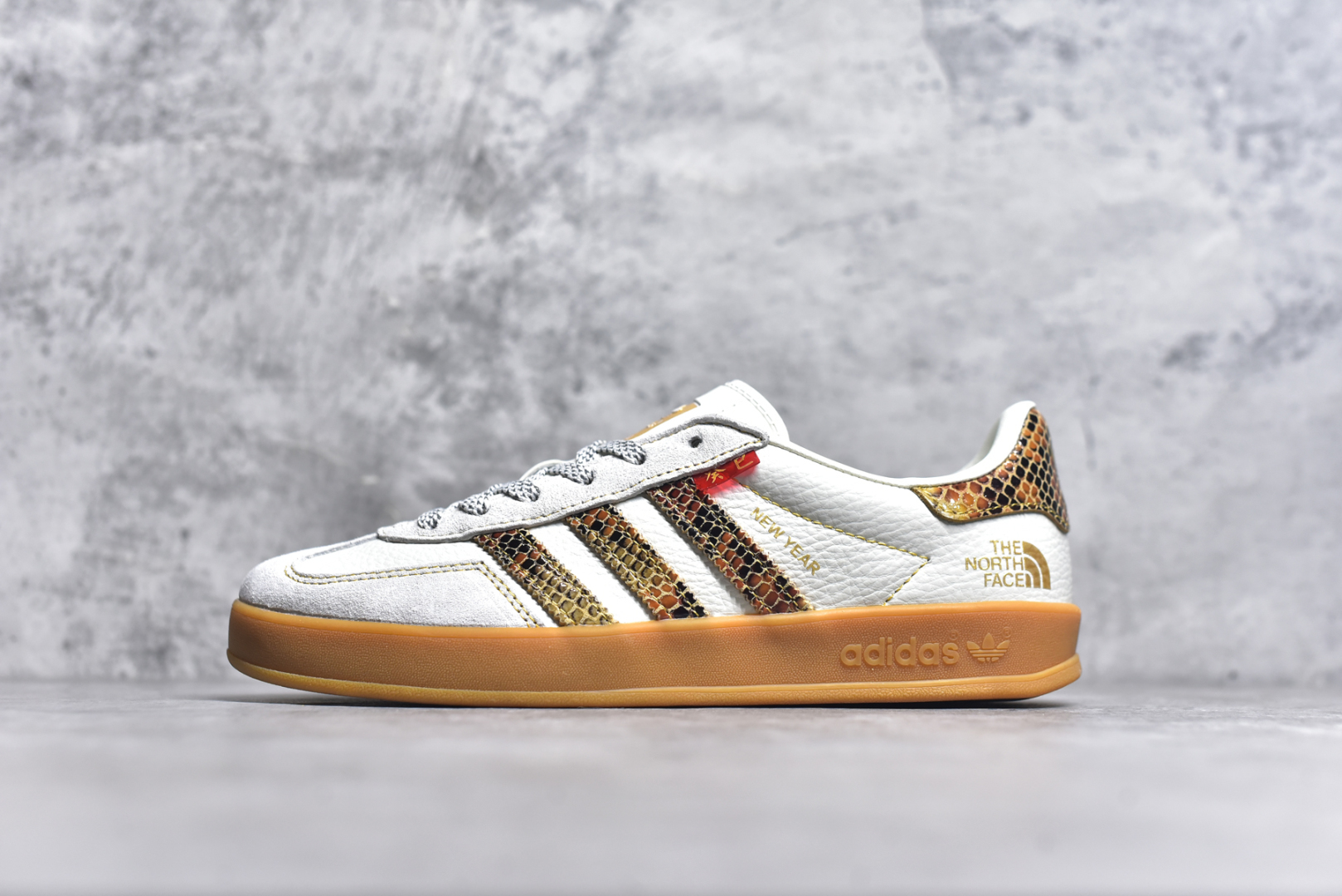 #adidas SAMBA OG 德训鞋 “北面联名-癸巳”高端定制 定制桑巴 大厂纯原品质出货 超高清洁度 细节完美 舒适百搭 低帮休闲板鞋 男女同款 货号：CH6336-718 尺码：36 36.5 37.5 38 38.5 39 40 40.5 41 42 42.5 43 44 44.5 45-选品中心
