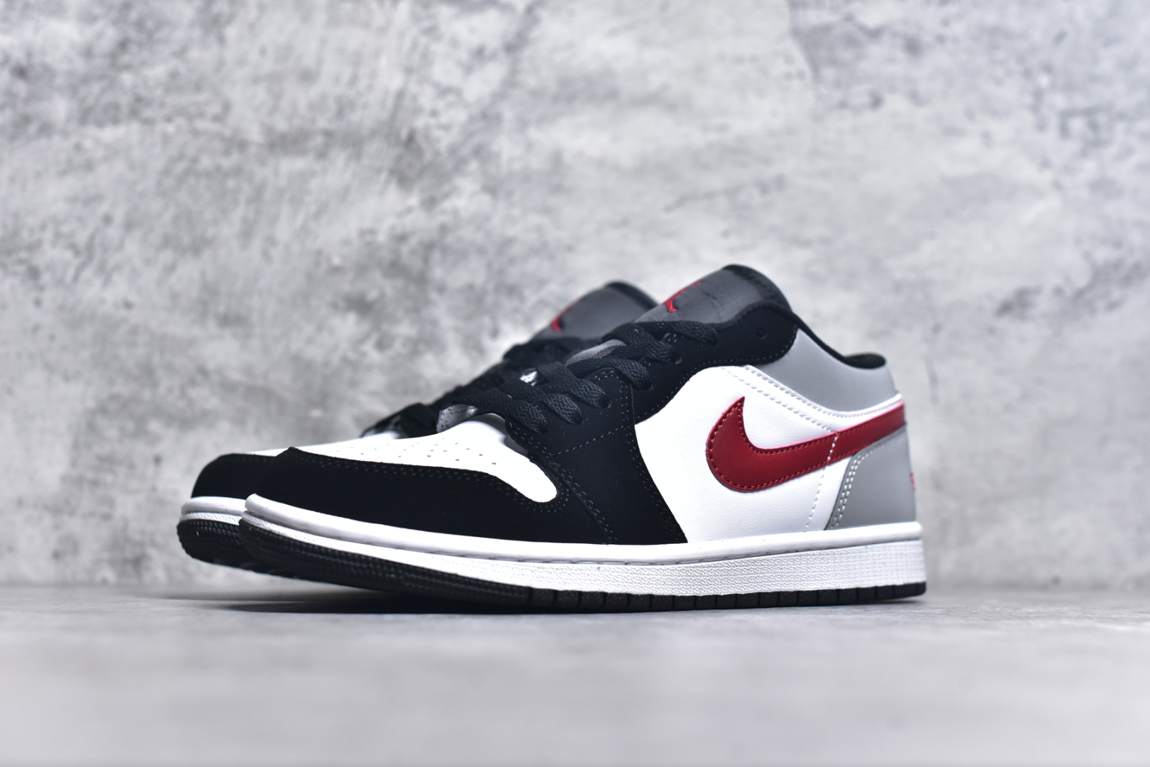 图片[2]-#K版 Air Jordan AJ1 Low 低帮 黑白红 HF3148-106 全新流水线出品 DT版本唯一平替选择 市场第二梯队最强版 全部原鞋开发 原楦原纸板开发 全鞋电脑针车 原厂内置全掌气垫 原盒内在原标 唯一Zp原版鞋带绑法 免检产品 全新2022版型 全头层皮料 完美零毛边处理 原厂配置全掌气垫 价格定位良心 几十个配色陆续出货 实拍调校N版已经零色差零失真 百分百还原实物色彩所见即所得 不存在货不对板色差等低级问题 选购参考实物拍摄 不混卖不参货 只用心做好货严格选品 承诺混一赔十 尺码：36 36.5 37.5 38 38.5 39 40 40.5 41 42 42.5 43 44 44.5 45-选品中心