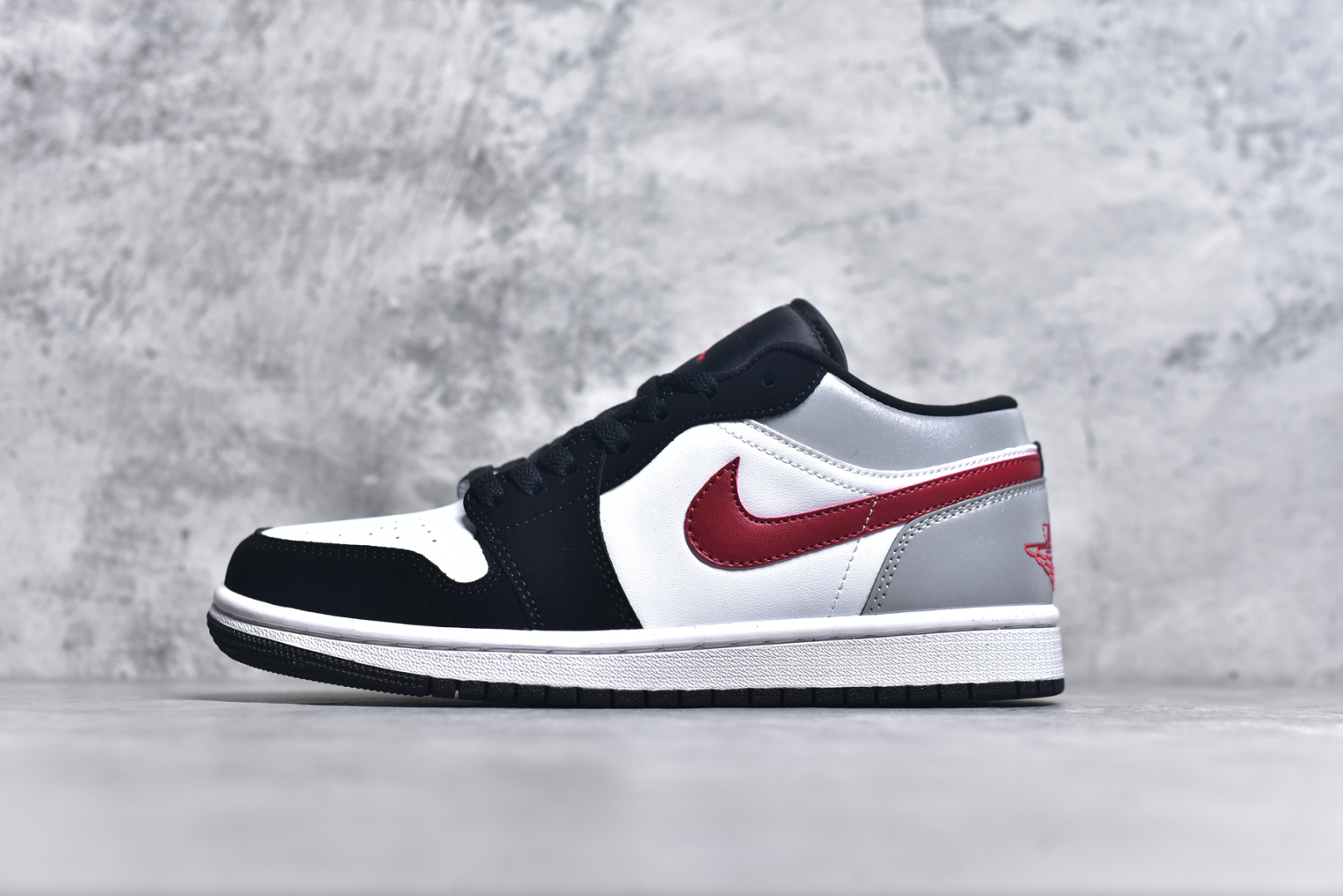 #K版 Air Jordan AJ1 Low 低帮 黑白红 HF3148-106 全新流水线出品 DT版本唯一平替选择 市场第二梯队最强版 全部原鞋开发 原楦原纸板开发 全鞋电脑针车 原厂内置全掌气垫 原盒内在原标 唯一Zp原版鞋带绑法 免检产品 全新2022版型 全头层皮料 完美零毛边处理 原厂配置全掌气垫 价格定位良心 几十个配色陆续出货 实拍调校N版已经零色差零失真 百分百还原实物色彩所见即所得 不存在货不对板色差等低级问题 选购参考实物拍摄 不混卖不参货 只用心做好货严格选品 承诺混一赔十 尺码：36 36.5 37.5 38 38.5 39 40 40.5 41 42 42.5 43 44 44.5 45-选品中心