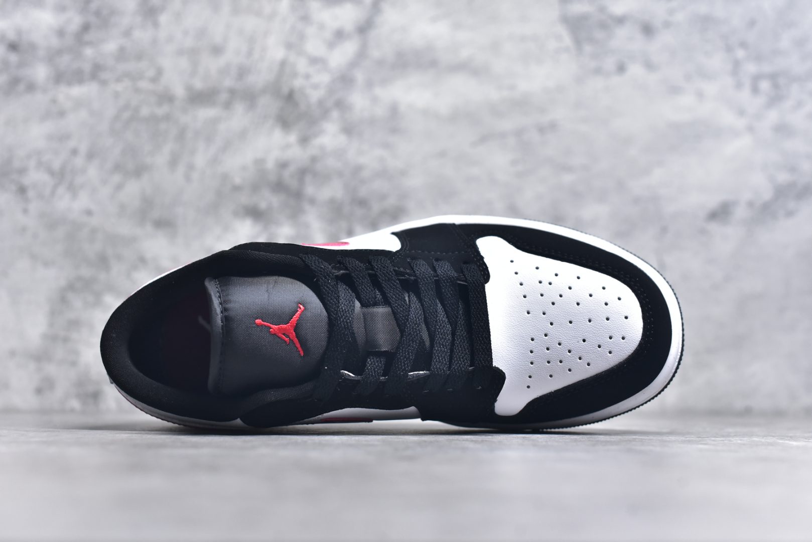 图片[4]-#K版 Air Jordan AJ1 Low 低帮 黑白红 HF3148-106 全新流水线出品 DT版本唯一平替选择 市场第二梯队最强版 全部原鞋开发 原楦原纸板开发 全鞋电脑针车 原厂内置全掌气垫 原盒内在原标 唯一Zp原版鞋带绑法 免检产品 全新2022版型 全头层皮料 完美零毛边处理 原厂配置全掌气垫 价格定位良心 几十个配色陆续出货 实拍调校N版已经零色差零失真 百分百还原实物色彩所见即所得 不存在货不对板色差等低级问题 选购参考实物拍摄 不混卖不参货 只用心做好货严格选品 承诺混一赔十 尺码：36 36.5 37.5 38 38.5 39 40 40.5 41 42 42.5 43 44 44.5 45-选品中心