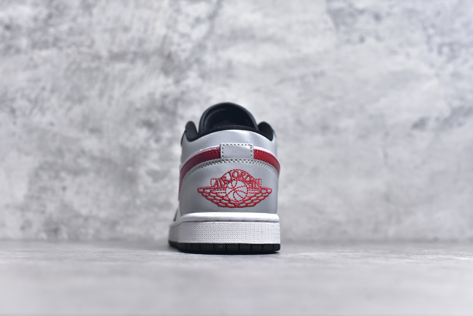 图片[5]-#K版 Air Jordan AJ1 Low 低帮 黑白红 HF3148-106 全新流水线出品 DT版本唯一平替选择 市场第二梯队最强版 全部原鞋开发 原楦原纸板开发 全鞋电脑针车 原厂内置全掌气垫 原盒内在原标 唯一Zp原版鞋带绑法 免检产品 全新2022版型 全头层皮料 完美零毛边处理 原厂配置全掌气垫 价格定位良心 几十个配色陆续出货 实拍调校N版已经零色差零失真 百分百还原实物色彩所见即所得 不存在货不对板色差等低级问题 选购参考实物拍摄 不混卖不参货 只用心做好货严格选品 承诺混一赔十 尺码：36 36.5 37.5 38 38.5 39 40 40.5 41 42 42.5 43 44 44.5 45-选品中心