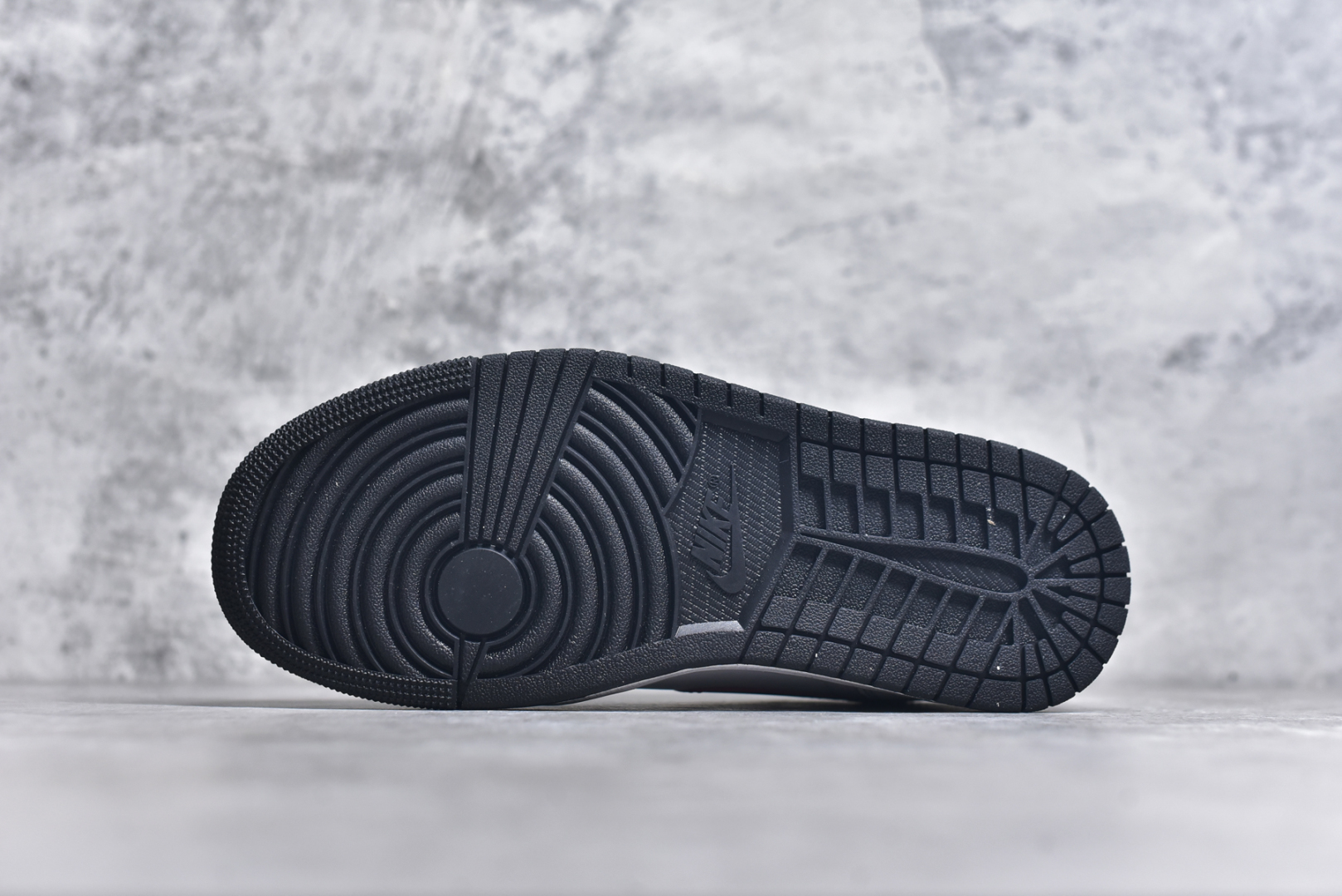 图片[6]-#K版 Air Jordan AJ1 Low 低帮 黑白红 HF3148-106 全新流水线出品 DT版本唯一平替选择 市场第二梯队最强版 全部原鞋开发 原楦原纸板开发 全鞋电脑针车 原厂内置全掌气垫 原盒内在原标 唯一Zp原版鞋带绑法 免检产品 全新2022版型 全头层皮料 完美零毛边处理 原厂配置全掌气垫 价格定位良心 几十个配色陆续出货 实拍调校N版已经零色差零失真 百分百还原实物色彩所见即所得 不存在货不对板色差等低级问题 选购参考实物拍摄 不混卖不参货 只用心做好货严格选品 承诺混一赔十 尺码：36 36.5 37.5 38 38.5 39 40 40.5 41 42 42.5 43 44 44.5 45-选品中心