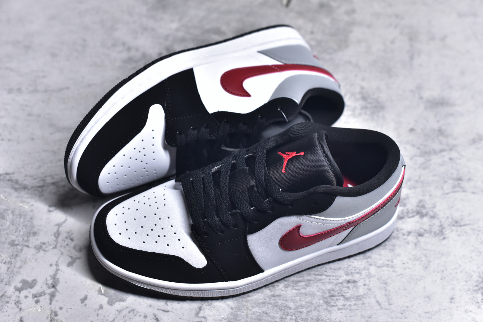 图片[7]-#K版 Air Jordan AJ1 Low 低帮 黑白红 HF3148-106 全新流水线出品 DT版本唯一平替选择 市场第二梯队最强版 全部原鞋开发 原楦原纸板开发 全鞋电脑针车 原厂内置全掌气垫 原盒内在原标 唯一Zp原版鞋带绑法 免检产品 全新2022版型 全头层皮料 完美零毛边处理 原厂配置全掌气垫 价格定位良心 几十个配色陆续出货 实拍调校N版已经零色差零失真 百分百还原实物色彩所见即所得 不存在货不对板色差等低级问题 选购参考实物拍摄 不混卖不参货 只用心做好货严格选品 承诺混一赔十 尺码：36 36.5 37.5 38 38.5 39 40 40.5 41 42 42.5 43 44 44.5 45-选品中心