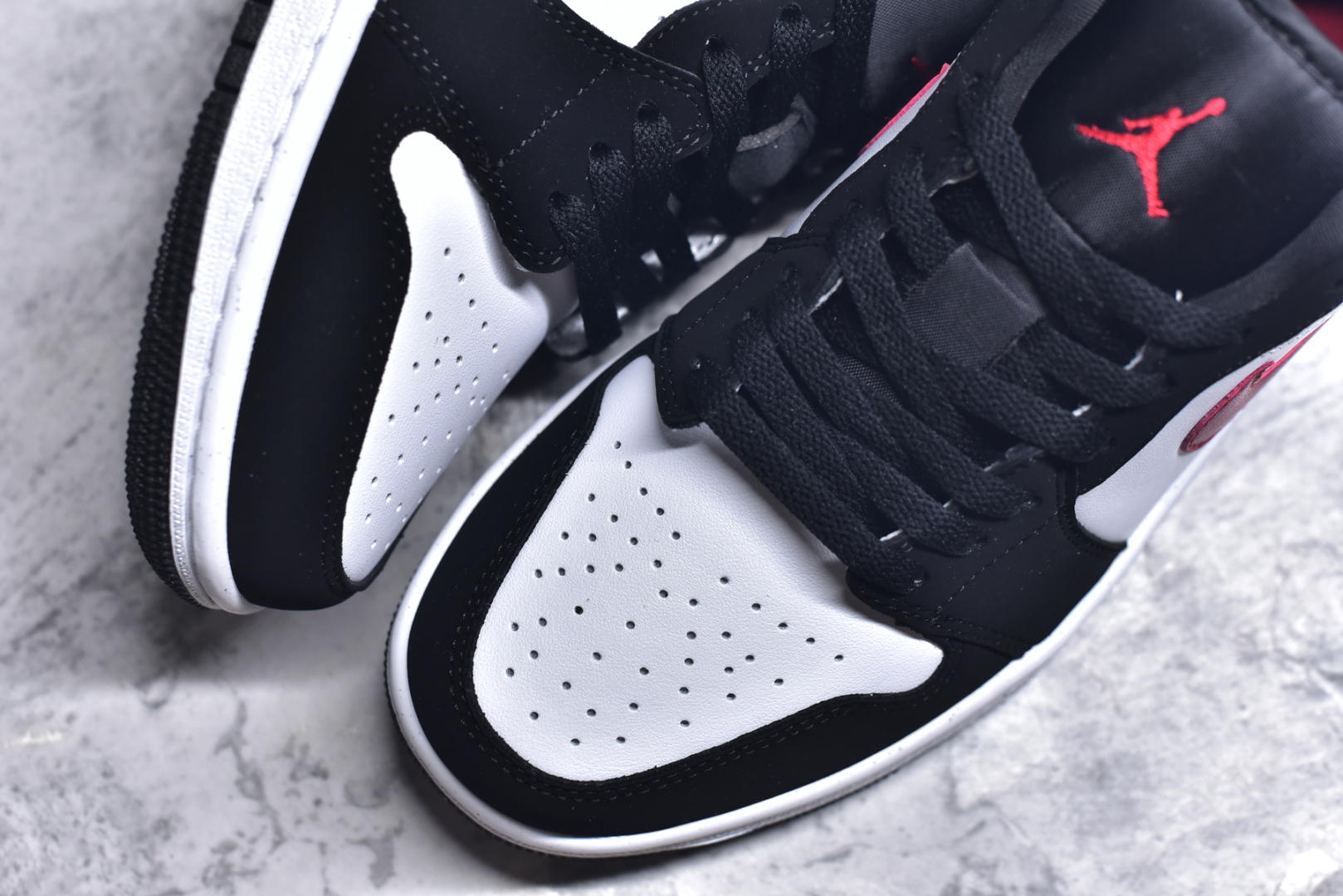 图片[8]-#K版 Air Jordan AJ1 Low 低帮 黑白红 HF3148-106 全新流水线出品 DT版本唯一平替选择 市场第二梯队最强版 全部原鞋开发 原楦原纸板开发 全鞋电脑针车 原厂内置全掌气垫 原盒内在原标 唯一Zp原版鞋带绑法 免检产品 全新2022版型 全头层皮料 完美零毛边处理 原厂配置全掌气垫 价格定位良心 几十个配色陆续出货 实拍调校N版已经零色差零失真 百分百还原实物色彩所见即所得 不存在货不对板色差等低级问题 选购参考实物拍摄 不混卖不参货 只用心做好货严格选品 承诺混一赔十 尺码：36 36.5 37.5 38 38.5 39 40 40.5 41 42 42.5 43 44 44.5 45-选品中心