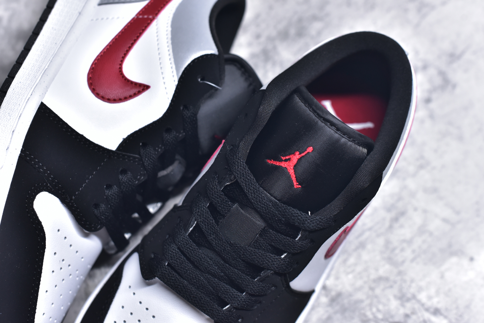 图片[9]-#K版 Air Jordan AJ1 Low 低帮 黑白红 HF3148-106 全新流水线出品 DT版本唯一平替选择 市场第二梯队最强版 全部原鞋开发 原楦原纸板开发 全鞋电脑针车 原厂内置全掌气垫 原盒内在原标 唯一Zp原版鞋带绑法 免检产品 全新2022版型 全头层皮料 完美零毛边处理 原厂配置全掌气垫 价格定位良心 几十个配色陆续出货 实拍调校N版已经零色差零失真 百分百还原实物色彩所见即所得 不存在货不对板色差等低级问题 选购参考实物拍摄 不混卖不参货 只用心做好货严格选品 承诺混一赔十 尺码：36 36.5 37.5 38 38.5 39 40 40.5 41 42 42.5 43 44 44.5 45-选品中心