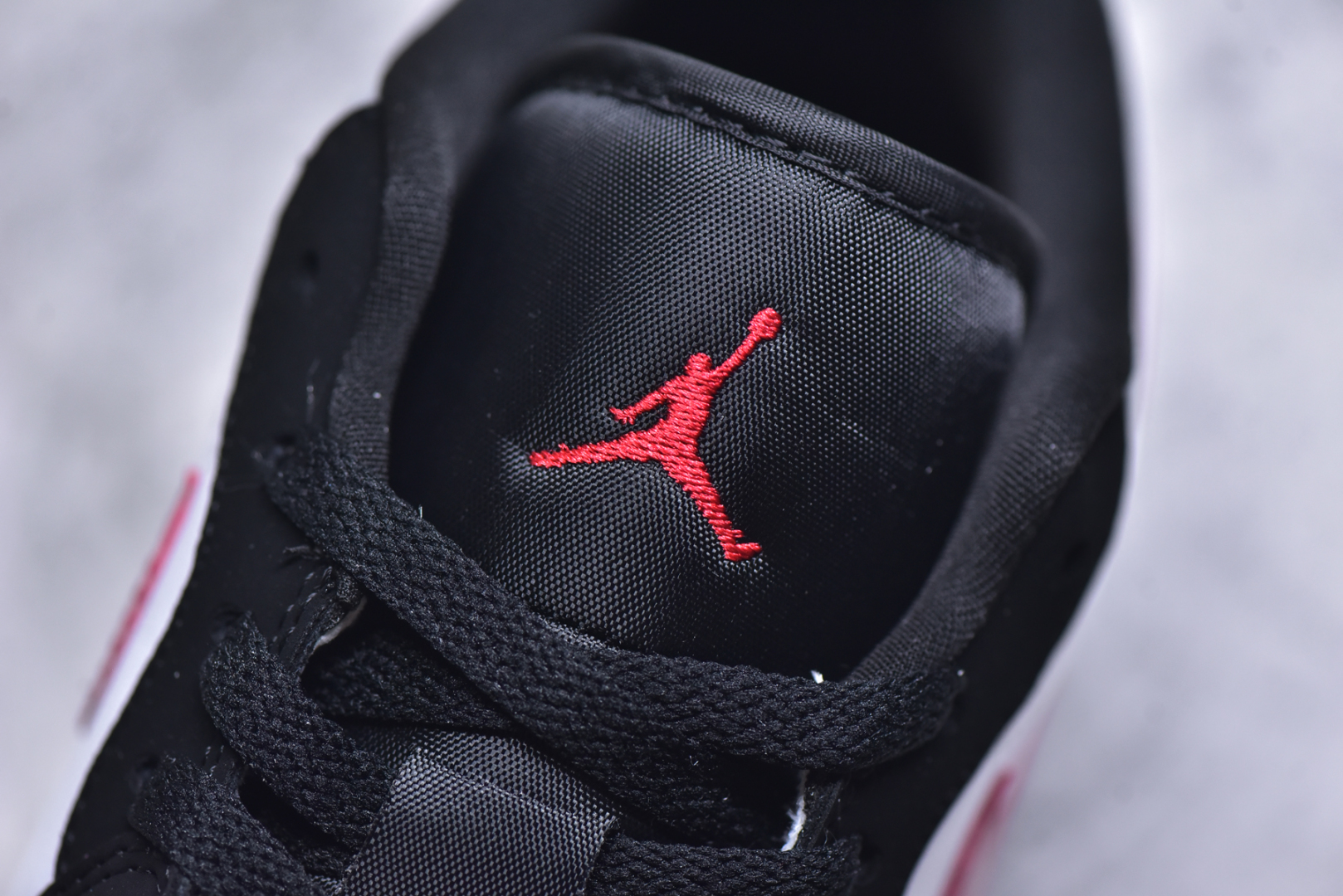 细节图
.
.
.
.
💰215 工厂直销 新毒GET版本
【乔1】
#K版 Air Jordan AJ1 Low 低帮 黑白红 HF3148-106 全新流水线出品 DT版本唯一平替选择 市场第二梯队最强版 全部原鞋开发 原楦原纸板开发 全鞋电脑针车 原厂内置全掌气垫 原盒内在原标 唯一Zp原版鞋带绑法 免检产品 全新2022版型 全头层皮料 完美零毛边处理 原厂配置全掌气垫 价格定位良心 几十个配色陆续出货 实拍调校N版已经零色差零失真 百分百还原实物色彩所见即所得 不存在货不对板色差等低级问题 选购参考实物拍摄 不混卖不参货 只用心做货严格选品 承诺混一赔十 SIZE:36 36.5 37.5 38 38.5 39 40 40.5 41 42 42.5 43 44 44.5 45