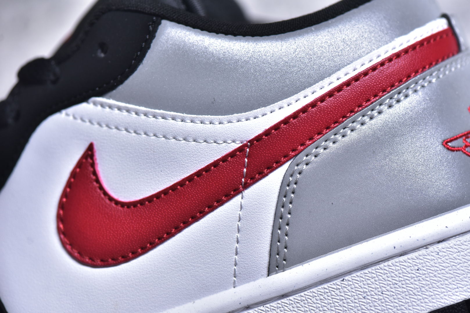 细节图
.
.
.
.
💰215 工厂直销 新毒GET版本
【乔1】
#K版 Air Jordan AJ1 Low 低帮 黑白红 HF3148-106 全新流水线出品 DT版本唯一平替选择 市场第二梯队最强版 全部原鞋开发 原楦原纸板开发 全鞋电脑针车 原厂内置全掌气垫 原盒内在原标 唯一Zp原版鞋带绑法 免检产品 全新2022版型 全头层皮料 完美零毛边处理 原厂配置全掌气垫 价格定位良心 几十个配色陆续出货 实拍调校N版已经零色差零失真 百分百还原实物色彩所见即所得 不存在货不对板色差等低级问题 选购参考实物拍摄 不混卖不参货 只用心做货严格选品 承诺混一赔十 SIZE:36 36.5 37.5 38 38.5 39 40 40.5 41 42 42.5 43 44 44.5 45