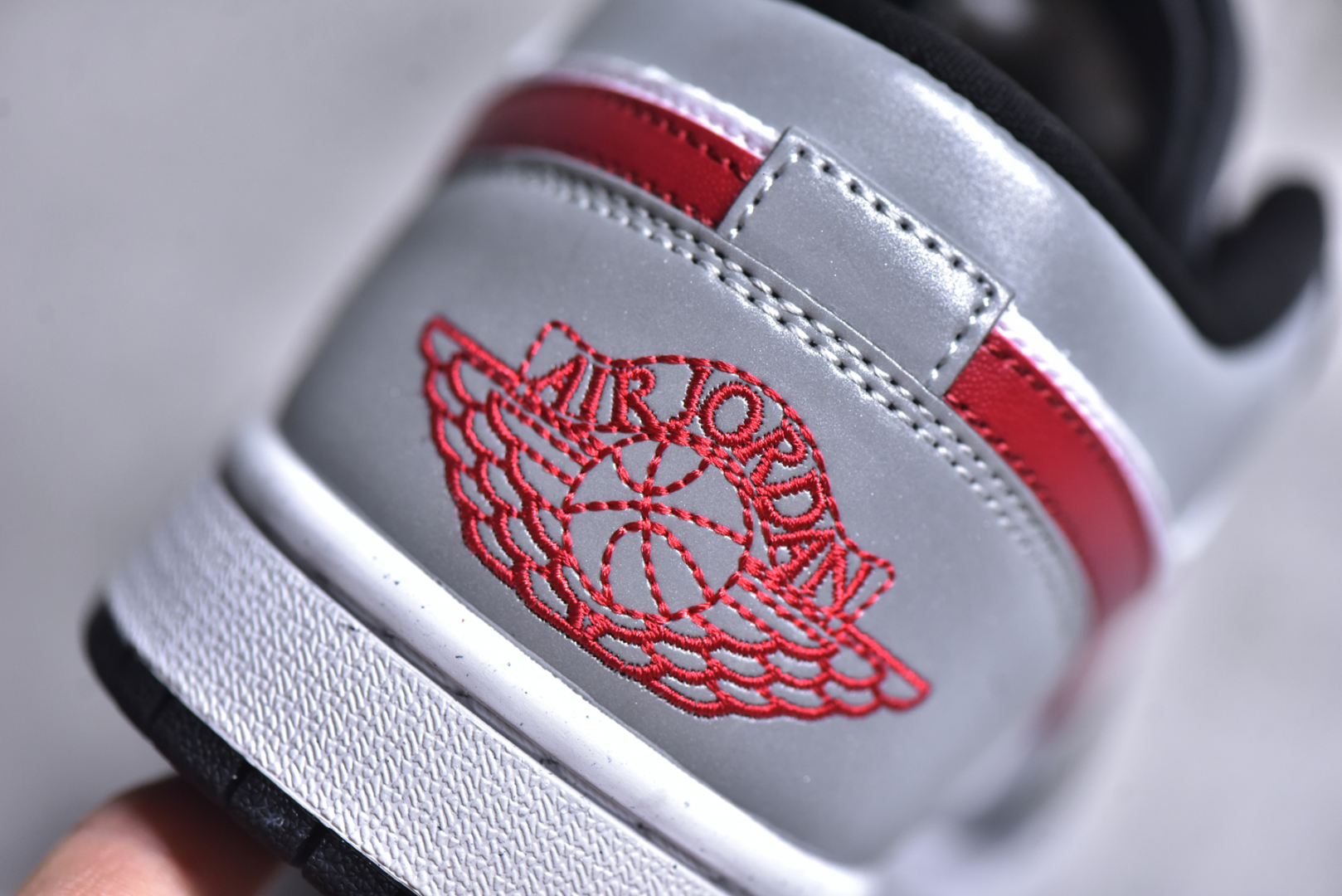 细节图
.
.
.
.
💰215 工厂直销 新毒GET版本
【乔1】
#K版 Air Jordan AJ1 Low 低帮 黑白红 HF3148-106 全新流水线出品 DT版本唯一平替选择 市场第二梯队最强版 全部原鞋开发 原楦原纸板开发 全鞋电脑针车 原厂内置全掌气垫 原盒内在原标 唯一Zp原版鞋带绑法 免检产品 全新2022版型 全头层皮料 完美零毛边处理 原厂配置全掌气垫 价格定位良心 几十个配色陆续出货 实拍调校N版已经零色差零失真 百分百还原实物色彩所见即所得 不存在货不对板色差等低级问题 选购参考实物拍摄 不混卖不参货 只用心做货严格选品 承诺混一赔十 SIZE:36 36.5 37.5 38 38.5 39 40 40.5 41 42 42.5 43 44 44.5 45