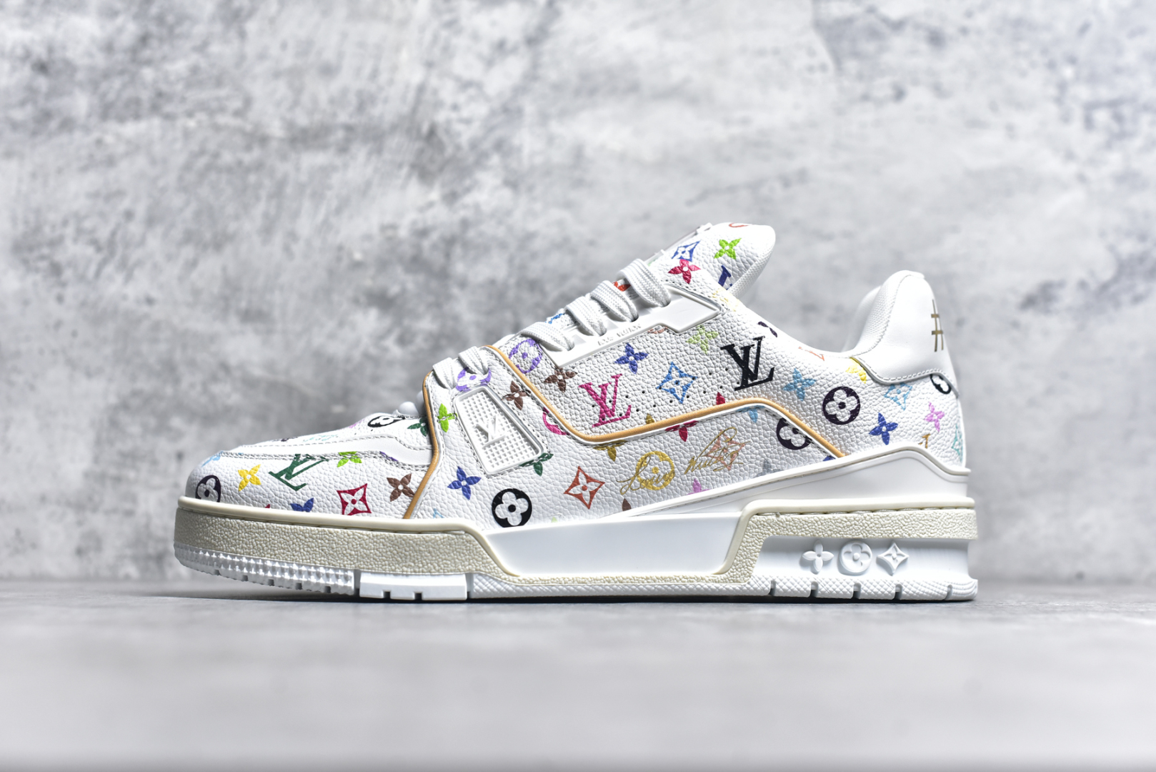 #GD广顶 Louis Vuitton Trainer lv路易威登时装走秀运动时尚板鞋 外贸零售特供批次 2023全新纸板数据 印花高频效果碾压市面 市售天花板产物 耗时半年巨作 全套原厂新版原纸板楦头开发 原厂特供皮料加持 市场所有版本中综合最强的货品 GD实力大厂出品 全网最全配色更新最快 最成熟的做工稳定的品控 完美鞋型超高的清洁度 零毛边线头瑕疵 全套原楦原纸版原鞋开模 全网最具灵魂的版型 正确原装黄色鞋盒 正确中底印花 鞋面印花3D高频深度立体 全鞋电脑针车 紧密相连 针距密度一致 环保乳胶注塑鞋垫 厚度脚感还原原版 皮面裁剪部位 统一油边封口工艺 原装橡胶大底含胶量大底组合零偏差 专柜全套包装 防尘袋 说明书 质保卡 男女鞋 尺码：35 36 37 38 39 40 41 42 43 44 45-选品中心