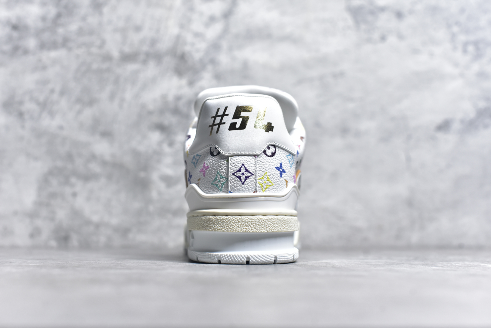 图片[5]-#GD广顶 Louis Vuitton Trainer lv路易威登时装走秀运动时尚板鞋 外贸零售特供批次 2023全新纸板数据 印花高频效果碾压市面 市售天花板产物 耗时半年巨作 全套原厂新版原纸板楦头开发 原厂特供皮料加持 市场所有版本中综合最强的货品 GD实力大厂出品 全网最全配色更新最快 最成熟的做工稳定的品控 完美鞋型超高的清洁度 零毛边线头瑕疵 全套原楦原纸版原鞋开模 全网最具灵魂的版型 正确原装黄色鞋盒 正确中底印花 鞋面印花3D高频深度立体 全鞋电脑针车 紧密相连 针距密度一致 环保乳胶注塑鞋垫 厚度脚感还原原版 皮面裁剪部位 统一油边封口工艺 原装橡胶大底含胶量大底组合零偏差 专柜全套包装 防尘袋 说明书 质保卡 男女鞋 尺码：35 36 37 38 39 40 41 42 43 44 45-选品中心