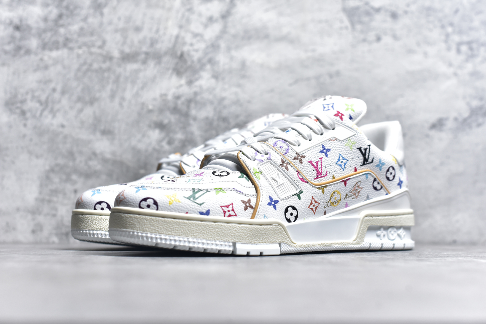 图片[2]-#GD广顶 Louis Vuitton Trainer lv路易威登时装走秀运动时尚板鞋 外贸零售特供批次 2023全新纸板数据 印花高频效果碾压市面 市售天花板产物 耗时半年巨作 全套原厂新版原纸板楦头开发 原厂特供皮料加持 市场所有版本中综合最强的货品 GD实力大厂出品 全网最全配色更新最快 最成熟的做工稳定的品控 完美鞋型超高的清洁度 零毛边线头瑕疵 全套原楦原纸版原鞋开模 全网最具灵魂的版型 正确原装黄色鞋盒 正确中底印花 鞋面印花3D高频深度立体 全鞋电脑针车 紧密相连 针距密度一致 环保乳胶注塑鞋垫 厚度脚感还原原版 皮面裁剪部位 统一油边封口工艺 原装橡胶大底含胶量大底组合零偏差 专柜全套包装 防尘袋 说明书 质保卡 男女鞋 尺码：35 36 37 38 39 40 41 42 43 44 45-选品中心