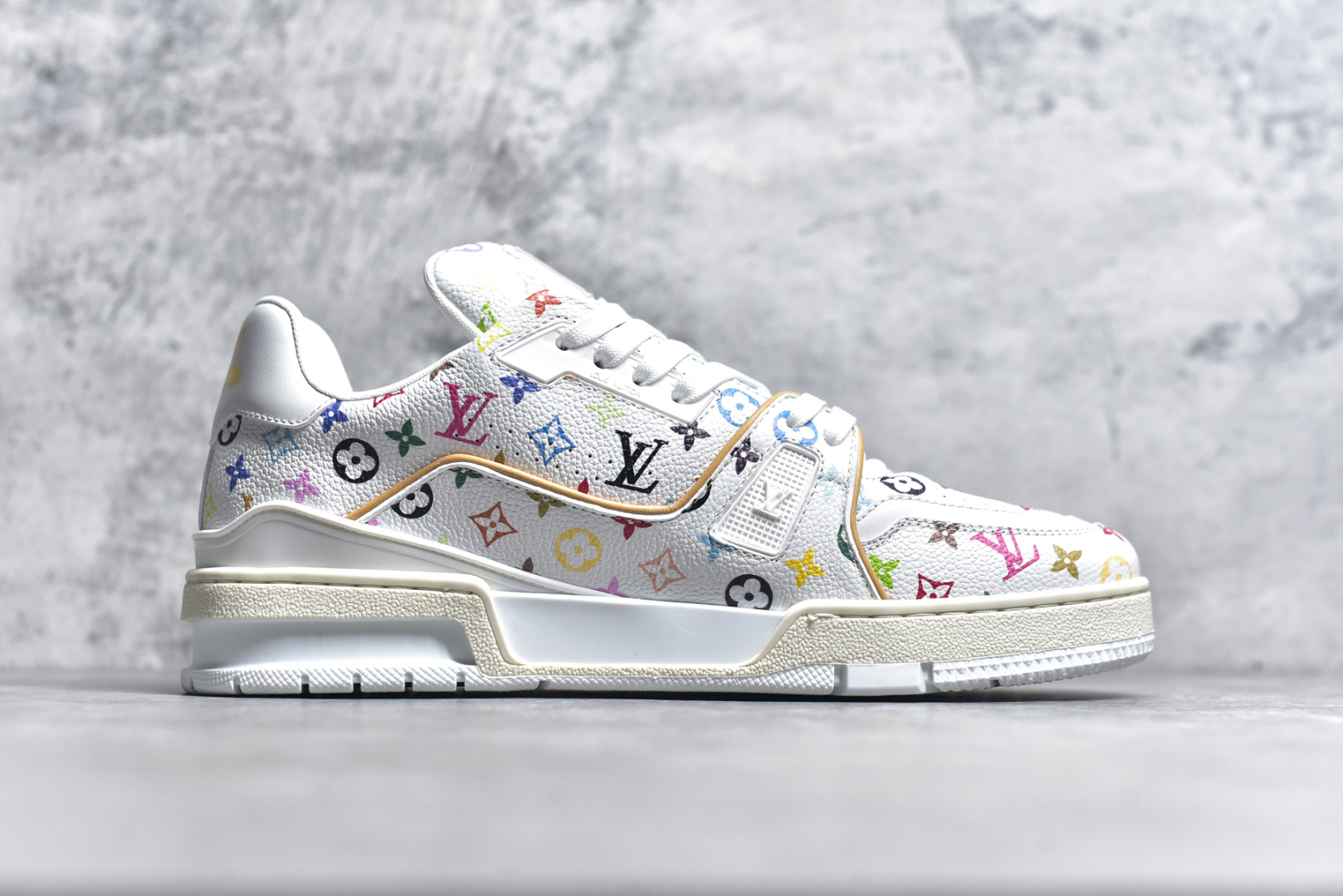 图片[3]-#GD广顶 Louis Vuitton Trainer lv路易威登时装走秀运动时尚板鞋 外贸零售特供批次 2023全新纸板数据 印花高频效果碾压市面 市售天花板产物 耗时半年巨作 全套原厂新版原纸板楦头开发 原厂特供皮料加持 市场所有版本中综合最强的货品 GD实力大厂出品 全网最全配色更新最快 最成熟的做工稳定的品控 完美鞋型超高的清洁度 零毛边线头瑕疵 全套原楦原纸版原鞋开模 全网最具灵魂的版型 正确原装黄色鞋盒 正确中底印花 鞋面印花3D高频深度立体 全鞋电脑针车 紧密相连 针距密度一致 环保乳胶注塑鞋垫 厚度脚感还原原版 皮面裁剪部位 统一油边封口工艺 原装橡胶大底含胶量大底组合零偏差 专柜全套包装 防尘袋 说明书 质保卡 男女鞋 尺码：35 36 37 38 39 40 41 42 43 44 45-选品中心
