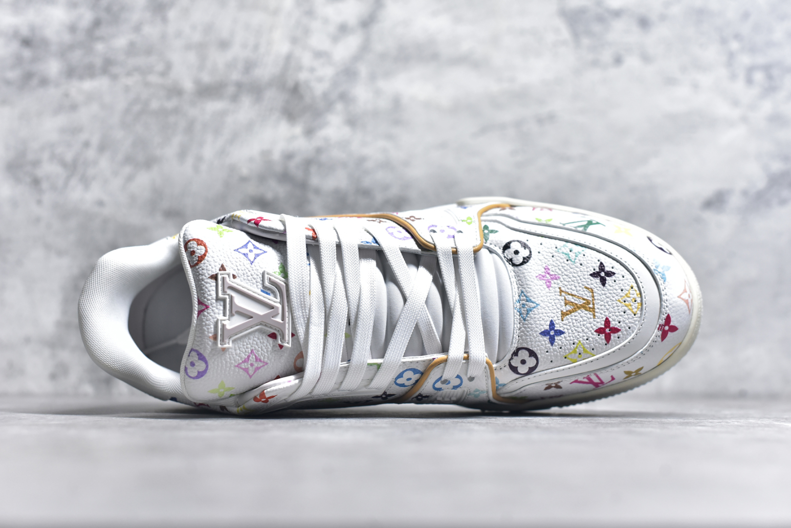 图片[4]-#GD广顶 Louis Vuitton Trainer lv路易威登时装走秀运动时尚板鞋 外贸零售特供批次 2023全新纸板数据 印花高频效果碾压市面 市售天花板产物 耗时半年巨作 全套原厂新版原纸板楦头开发 原厂特供皮料加持 市场所有版本中综合最强的货品 GD实力大厂出品 全网最全配色更新最快 最成熟的做工稳定的品控 完美鞋型超高的清洁度 零毛边线头瑕疵 全套原楦原纸版原鞋开模 全网最具灵魂的版型 正确原装黄色鞋盒 正确中底印花 鞋面印花3D高频深度立体 全鞋电脑针车 紧密相连 针距密度一致 环保乳胶注塑鞋垫 厚度脚感还原原版 皮面裁剪部位 统一油边封口工艺 原装橡胶大底含胶量大底组合零偏差 专柜全套包装 防尘袋 说明书 质保卡 男女鞋 尺码：35 36 37 38 39 40 41 42 43 44 45-选品中心