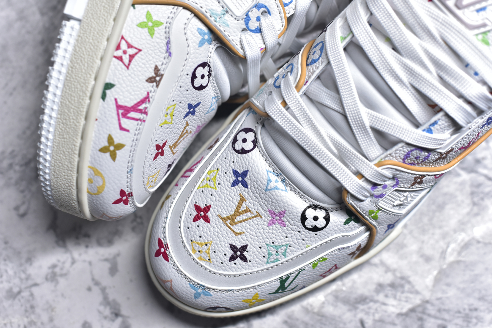 图片[8]-#GD广顶 Louis Vuitton Trainer lv路易威登时装走秀运动时尚板鞋 外贸零售特供批次 2023全新纸板数据 印花高频效果碾压市面 市售天花板产物 耗时半年巨作 全套原厂新版原纸板楦头开发 原厂特供皮料加持 市场所有版本中综合最强的货品 GD实力大厂出品 全网最全配色更新最快 最成熟的做工稳定的品控 完美鞋型超高的清洁度 零毛边线头瑕疵 全套原楦原纸版原鞋开模 全网最具灵魂的版型 正确原装黄色鞋盒 正确中底印花 鞋面印花3D高频深度立体 全鞋电脑针车 紧密相连 针距密度一致 环保乳胶注塑鞋垫 厚度脚感还原原版 皮面裁剪部位 统一油边封口工艺 原装橡胶大底含胶量大底组合零偏差 专柜全套包装 防尘袋 说明书 质保卡 男女鞋 尺码：35 36 37 38 39 40 41 42 43 44 45-选品中心
