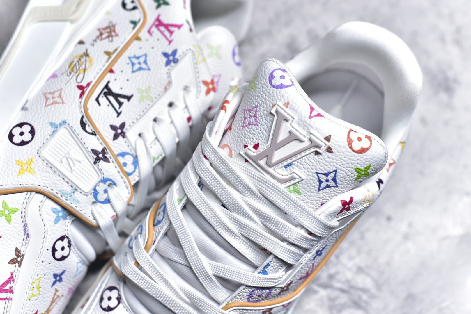 图片[9]-#GD广顶 Louis Vuitton Trainer lv路易威登时装走秀运动时尚板鞋 外贸零售特供批次 2023全新纸板数据 印花高频效果碾压市面 市售天花板产物 耗时半年巨作 全套原厂新版原纸板楦头开发 原厂特供皮料加持 市场所有版本中综合最强的货品 GD实力大厂出品 全网最全配色更新最快 最成熟的做工稳定的品控 完美鞋型超高的清洁度 零毛边线头瑕疵 全套原楦原纸版原鞋开模 全网最具灵魂的版型 正确原装黄色鞋盒 正确中底印花 鞋面印花3D高频深度立体 全鞋电脑针车 紧密相连 针距密度一致 环保乳胶注塑鞋垫 厚度脚感还原原版 皮面裁剪部位 统一油边封口工艺 原装橡胶大底含胶量大底组合零偏差 专柜全套包装 防尘袋 说明书 质保卡 男女鞋 尺码：35 36 37 38 39 40 41 42 43 44 45-选品中心