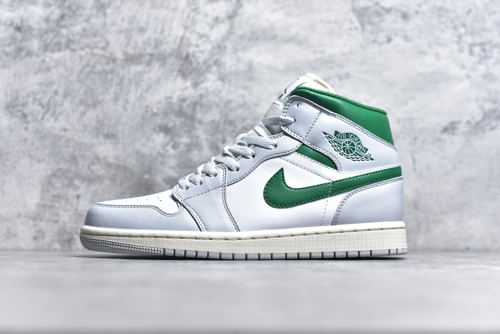 #K版 Air Jordan AJ1 Mid 中帮 灰白绿 DQ8423-142 原厂内置全掌气垫 A模大底 头层小牛皮 鞋舌AJ原厂专用牛津布+AJ专用反口珍珠布+原厂无杂质高弹内里海棉 特殊封边弹力鞋带 全网唯一头层牛皮 原鞋开模 拒绝公底 购置公司同步原材料 原汁原味 忠于原版尺码：36 36.5 37.5 38 38.5 39 40 40.5 41 42 42.5 43 44 44.5 45 46 47.5-选品中心