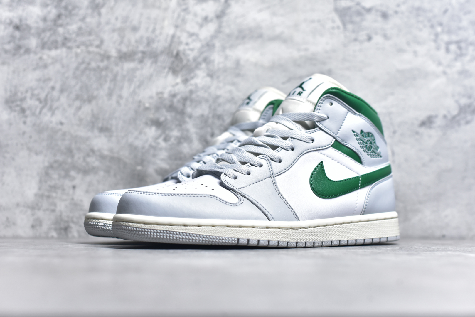 图片[2]-#K版 Air Jordan AJ1 Mid 中帮 灰白绿 DQ8423-142 原厂内置全掌气垫 A模大底 头层小牛皮 鞋舌AJ原厂专用牛津布+AJ专用反口珍珠布+原厂无杂质高弹内里海棉 特殊封边弹力鞋带 全网唯一头层牛皮 原鞋开模 拒绝公底 购置公司同步原材料 原汁原味 忠于原版尺码：36 36.5 37.5 38 38.5 39 40 40.5 41 42 42.5 43 44 44.5 45 46 47.5-选品中心