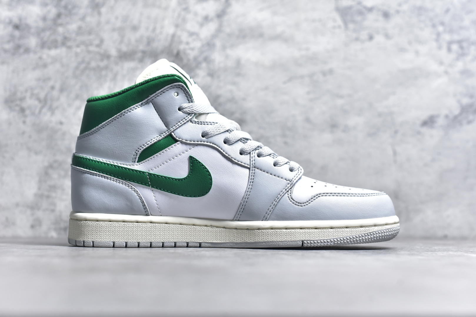 图片[3]-#K版 Air Jordan AJ1 Mid 中帮 灰白绿 DQ8423-142 原厂内置全掌气垫 A模大底 头层小牛皮 鞋舌AJ原厂专用牛津布+AJ专用反口珍珠布+原厂无杂质高弹内里海棉 特殊封边弹力鞋带 全网唯一头层牛皮 原鞋开模 拒绝公底 购置公司同步原材料 原汁原味 忠于原版尺码：36 36.5 37.5 38 38.5 39 40 40.5 41 42 42.5 43 44 44.5 45 46 47.5-选品中心