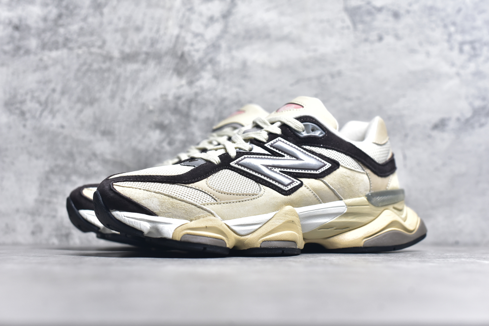 图片[2]-#新百伦Joe Freshgoods x New Balance NB9060 联名款 复古休闲运动慢跑鞋#采用大面积网眼以及麂皮材质覆盖鞋身，还原经典气质。搭载ABZORB避震科技，由泡沫聚酯制成，上脚可以有效减少由鞋底反弹对身体及双腿的冲击力 尺码：36 37 37.5 38 38.5 39.5 40 40.5 41.5 42 42.5 43 44 45 46 46.5-选品中心
