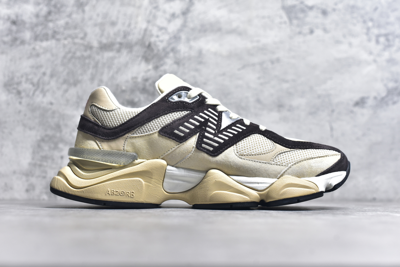 图片[3]-#新百伦Joe Freshgoods x New Balance NB9060 联名款 复古休闲运动慢跑鞋#采用大面积网眼以及麂皮材质覆盖鞋身，还原经典气质。搭载ABZORB避震科技，由泡沫聚酯制成，上脚可以有效减少由鞋底反弹对身体及双腿的冲击力 尺码：36 37 37.5 38 38.5 39.5 40 40.5 41.5 42 42.5 43 44 45 46 46.5-选品中心