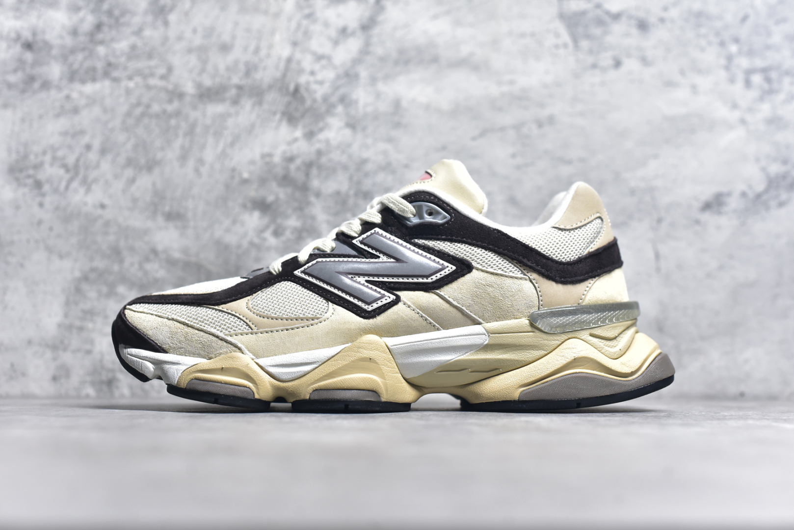 #新百伦Joe Freshgoods x New Balance NB9060 联名款 复古休闲运动慢跑鞋#采用大面积网眼以及麂皮材质覆盖鞋身，还原经典气质。搭载ABZORB避震科技，由泡沫聚酯制成，上脚可以有效减少由鞋底反弹对身体及双腿的冲击力 尺码：36 37 37.5 38 38.5 39.5 40 40.5 41.5 42 42.5 43 44 45 46 46.5-选品中心