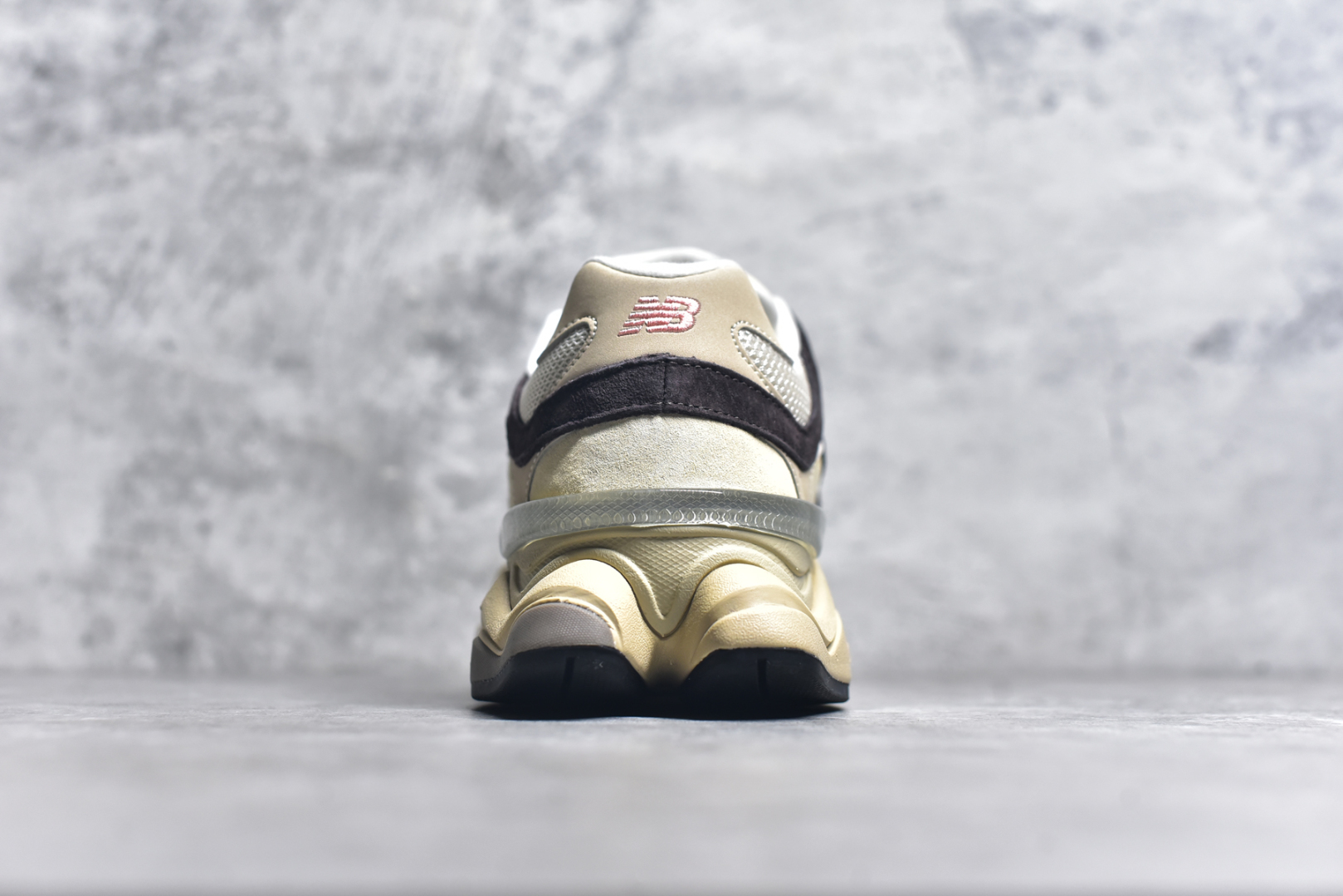 图片[5]-#新百伦Joe Freshgoods x New Balance NB9060 联名款 复古休闲运动慢跑鞋#采用大面积网眼以及麂皮材质覆盖鞋身，还原经典气质。搭载ABZORB避震科技，由泡沫聚酯制成，上脚可以有效减少由鞋底反弹对身体及双腿的冲击力 尺码：36 37 37.5 38 38.5 39.5 40 40.5 41.5 42 42.5 43 44 45 46 46.5-选品中心
