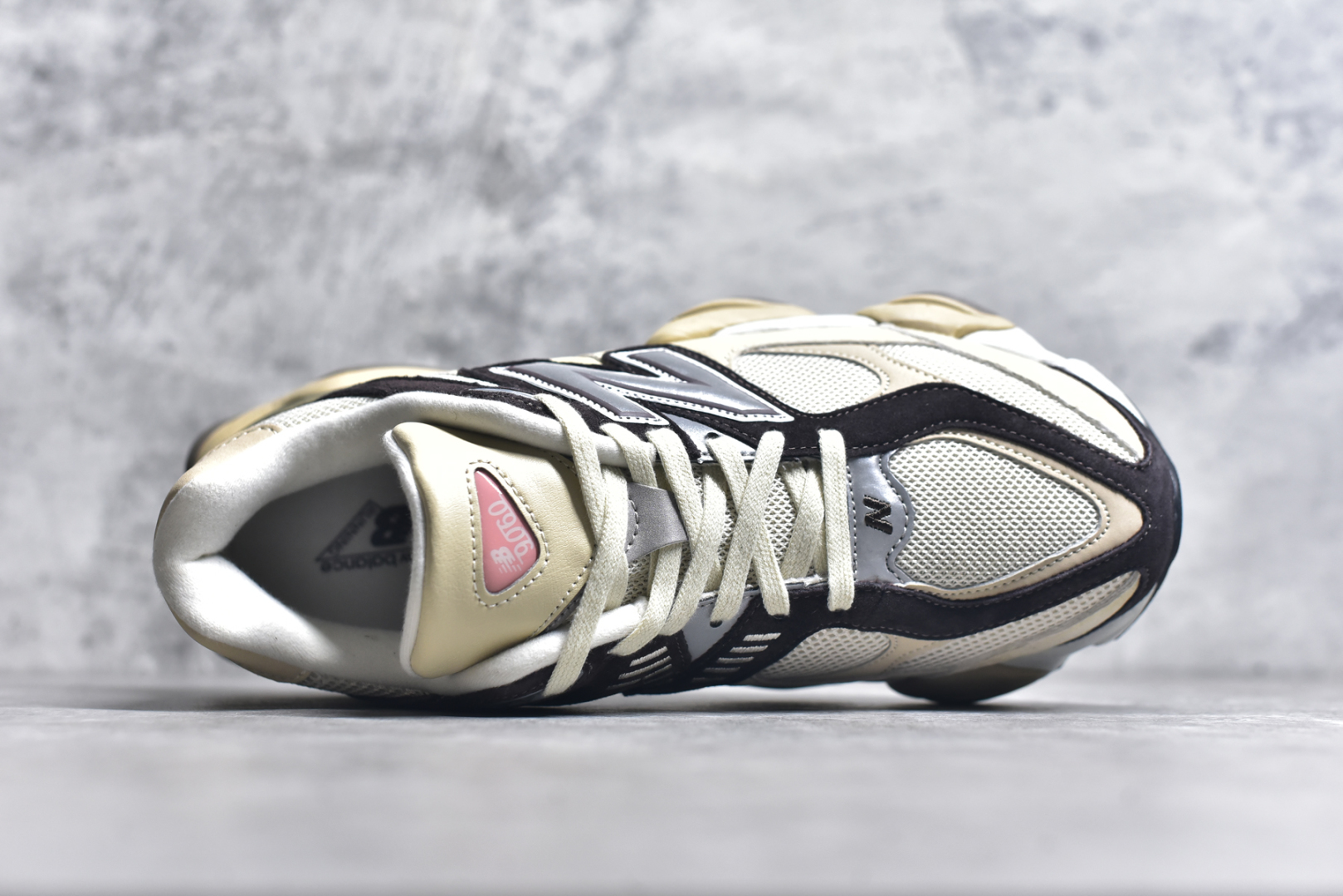 图片[4]-#新百伦Joe Freshgoods x New Balance NB9060 联名款 复古休闲运动慢跑鞋#采用大面积网眼以及麂皮材质覆盖鞋身，还原经典气质。搭载ABZORB避震科技，由泡沫聚酯制成，上脚可以有效减少由鞋底反弹对身体及双腿的冲击力 尺码：36 37 37.5 38 38.5 39.5 40 40.5 41.5 42 42.5 43 44 45 46 46.5-选品中心