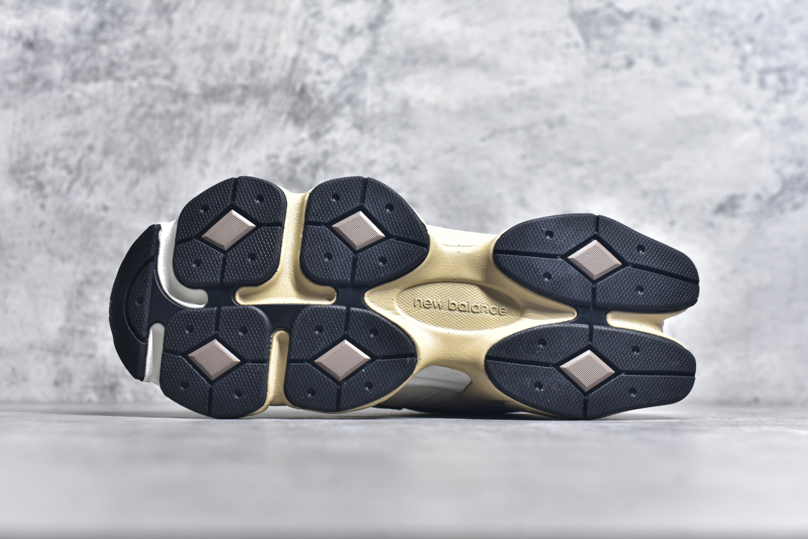 图片[6]-#新百伦Joe Freshgoods x New Balance NB9060 联名款 复古休闲运动慢跑鞋#采用大面积网眼以及麂皮材质覆盖鞋身，还原经典气质。搭载ABZORB避震科技，由泡沫聚酯制成，上脚可以有效减少由鞋底反弹对身体及双腿的冲击力 尺码：36 37 37.5 38 38.5 39.5 40 40.5 41.5 42 42.5 43 44 45 46 46.5-选品中心