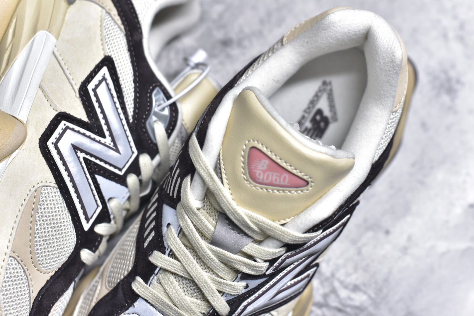 图片[9]-#新百伦Joe Freshgoods x New Balance NB9060 联名款 复古休闲运动慢跑鞋#采用大面积网眼以及麂皮材质覆盖鞋身，还原经典气质。搭载ABZORB避震科技，由泡沫聚酯制成，上脚可以有效减少由鞋底反弹对身体及双腿的冲击力 尺码：36 37 37.5 38 38.5 39.5 40 40.5 41.5 42 42.5 43 44 45 46 46.5-选品中心