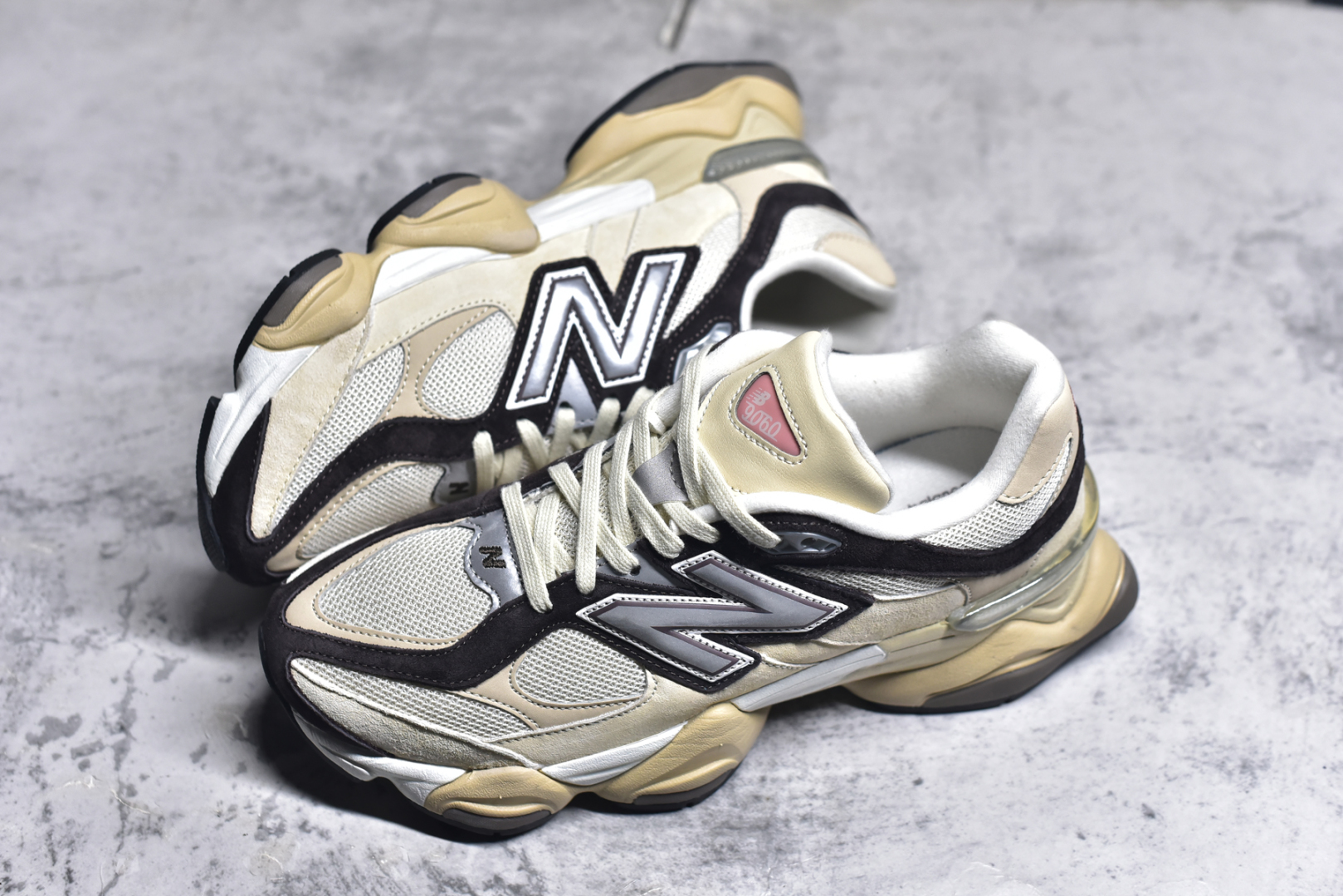 图片[7]-#新百伦Joe Freshgoods x New Balance NB9060 联名款 复古休闲运动慢跑鞋#采用大面积网眼以及麂皮材质覆盖鞋身，还原经典气质。搭载ABZORB避震科技，由泡沫聚酯制成，上脚可以有效减少由鞋底反弹对身体及双腿的冲击力 尺码：36 37 37.5 38 38.5 39.5 40 40.5 41.5 42 42.5 43 44 45 46 46.5-选品中心