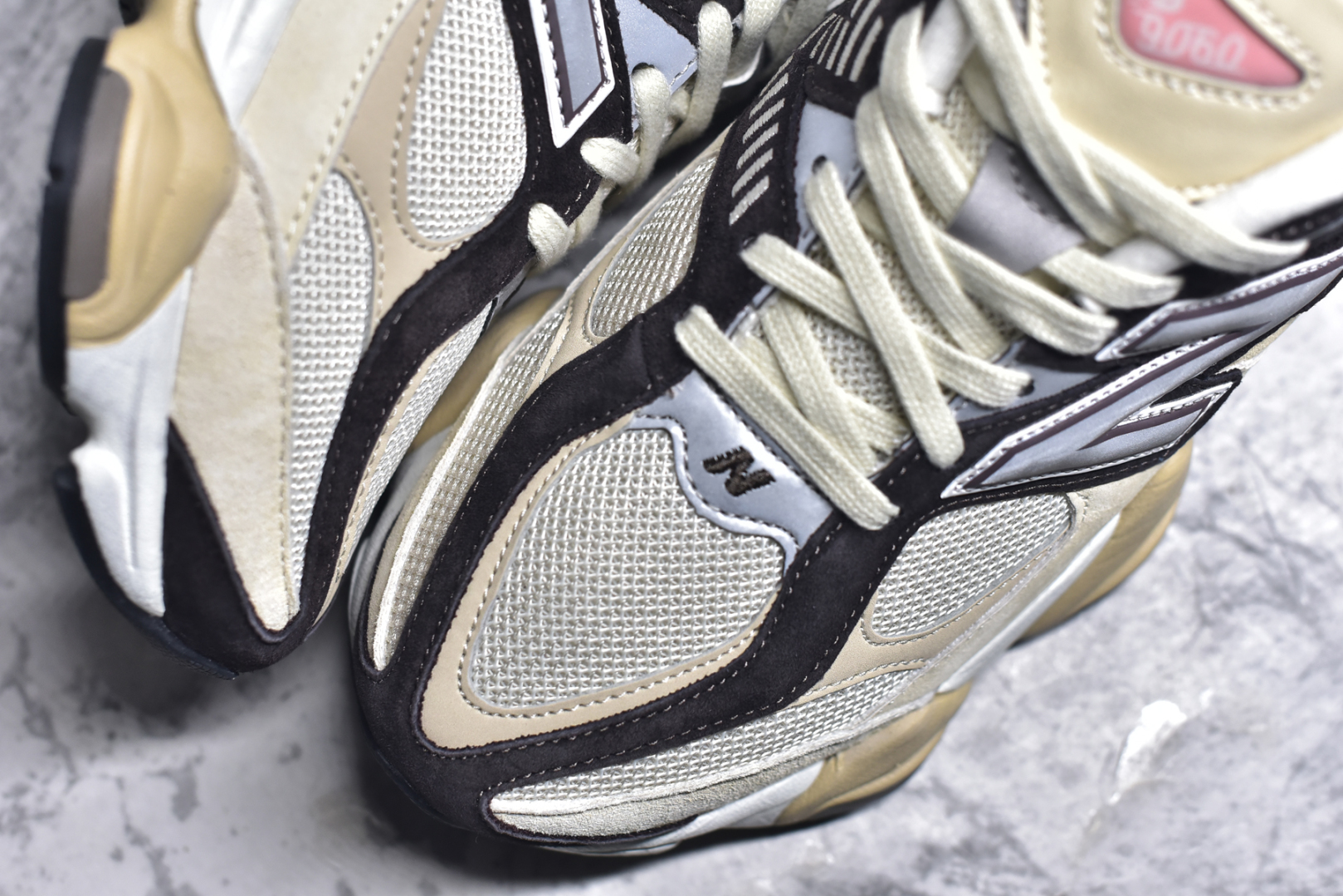图片[8]-#新百伦Joe Freshgoods x New Balance NB9060 联名款 复古休闲运动慢跑鞋#采用大面积网眼以及麂皮材质覆盖鞋身，还原经典气质。搭载ABZORB避震科技，由泡沫聚酯制成，上脚可以有效减少由鞋底反弹对身体及双腿的冲击力 尺码：36 37 37.5 38 38.5 39.5 40 40.5 41.5 42 42.5 43 44 45 46 46.5-选品中心