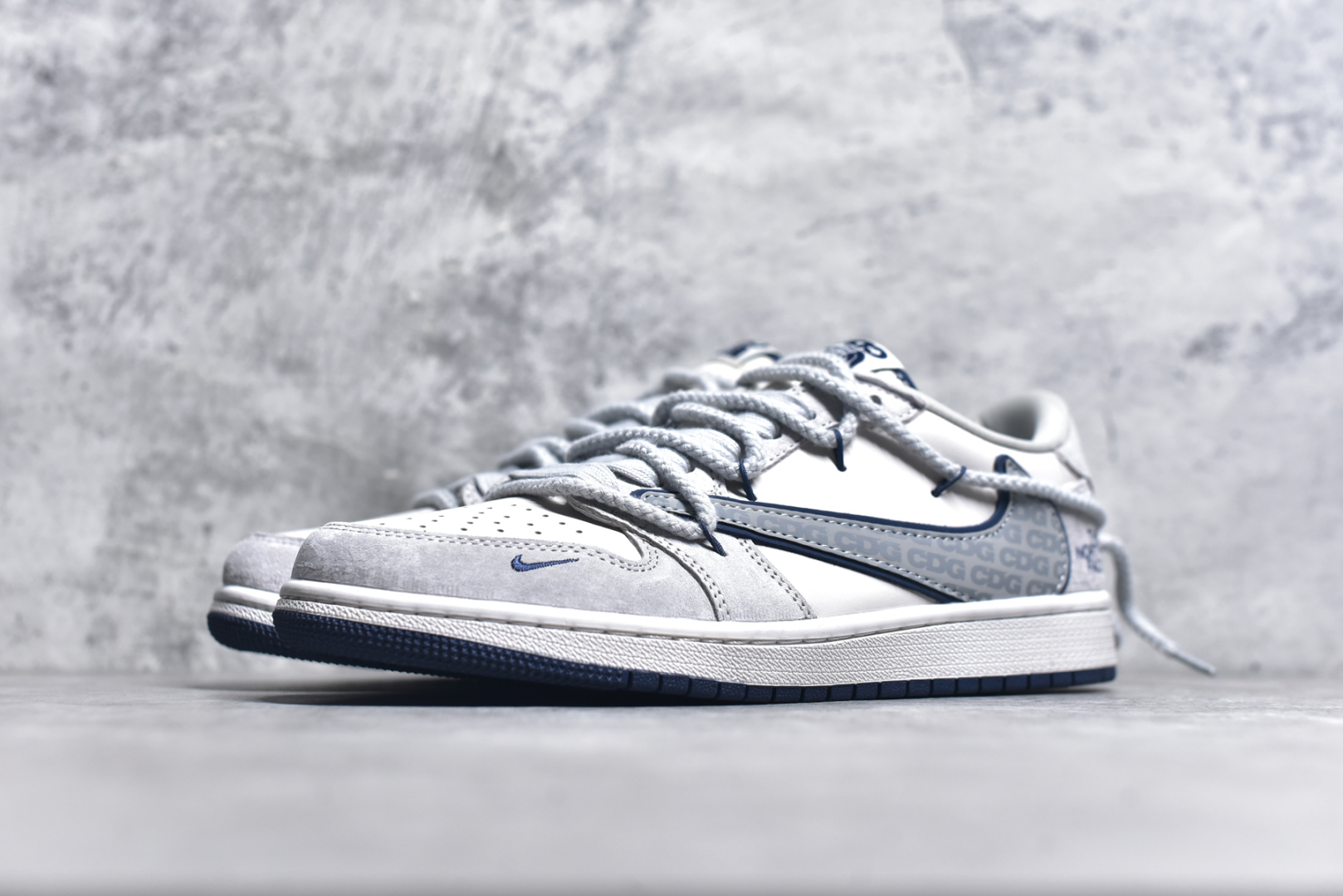 图片[2]-#Travis Scott x Fragment Design x Jordan Air Jordan 1 Low OG SP 乔1北面联名 CDG米蓝抽绳 低帮文化休闲板鞋 XX3318-515 #多方联名合作融合了Travis Scott 独特的音乐风格，藤原浩个性的设计风格以及Jordan品牌的经典元素 使其成为一双具有独特身份和价值的鞋子 清新而立体的外观加上联名标识更突出了其独特身份 这种配色方案显示出活力和时尚感 在视觉上引人注目 鞋身的质感和细腻的细节处理使其显得高端而格调十足 这款“倒钩”联名是设计与创意完美结合 融合多方的个性风格是一款备受瞩目的潮流鞋款 尺码：36 36.5 37.5 38 38.5 39 40 40.5 41 42 42.5 43 44 44.5 45 9.E5-选品中心