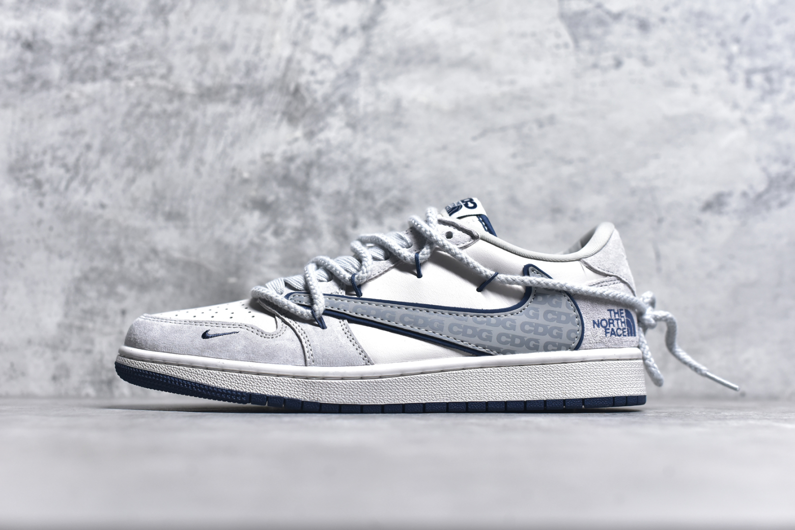 #Travis Scott x Fragment Design x Jordan Air Jordan 1 Low OG SP 乔1北面联名 CDG米蓝抽绳 低帮文化休闲板鞋 XX3318-515 #多方联名合作融合了Travis Scott 独特的音乐风格，藤原浩个性的设计风格以及Jordan品牌的经典元素 使其成为一双具有独特身份和价值的鞋子 清新而立体的外观加上联名标识更突出了其独特身份 这种配色方案显示出活力和时尚感 在视觉上引人注目 鞋身的质感和细腻的细节处理使其显得高端而格调十足 这款“倒钩”联名是设计与创意完美结合 融合多方的个性风格是一款备受瞩目的潮流鞋款 尺码：36 36.5 37.5 38 38.5 39 40 40.5 41 42 42.5 43 44 44.5 45 9.E5-选品中心