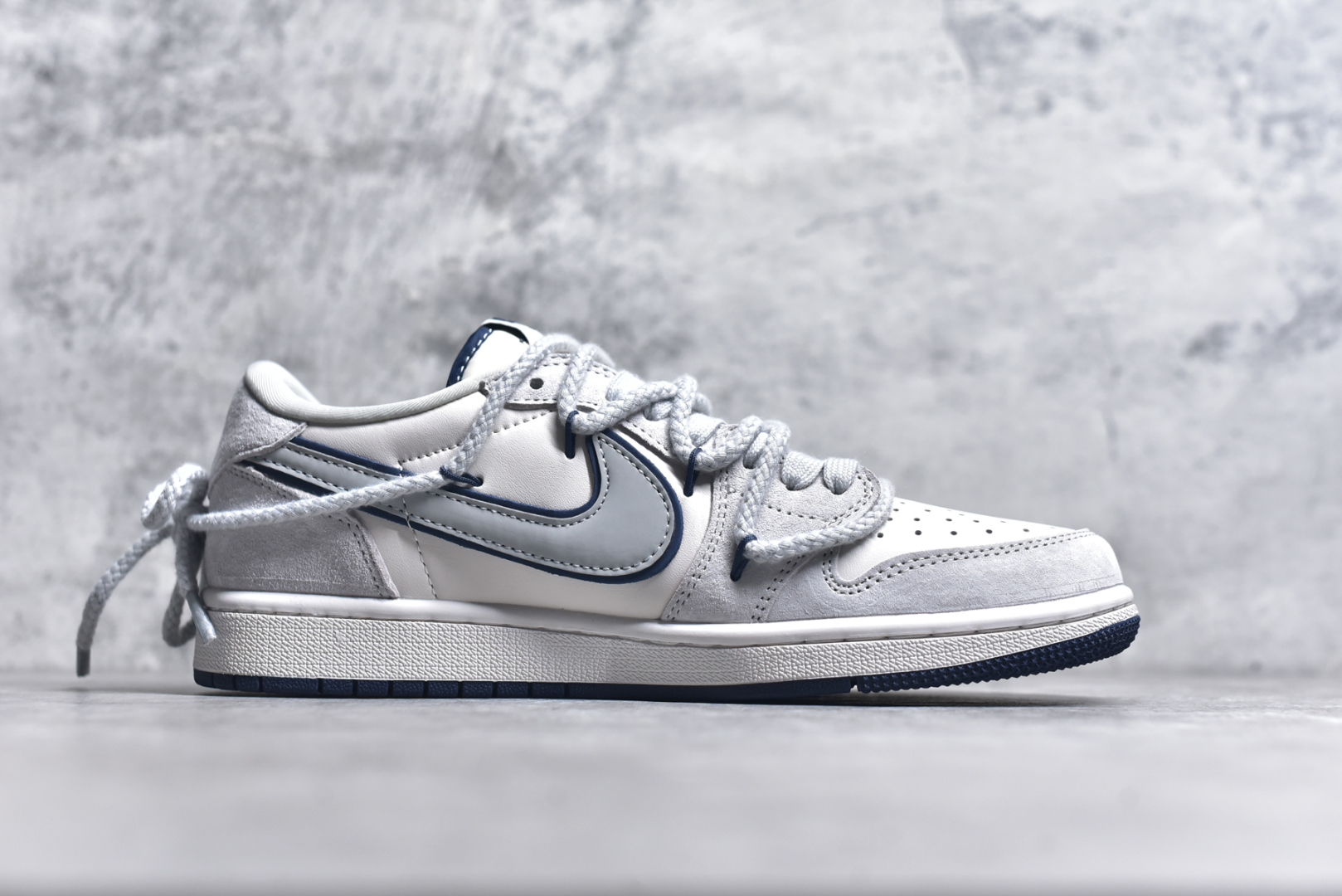 图片[3]-#Travis Scott x Fragment Design x Jordan Air Jordan 1 Low OG SP 乔1北面联名 CDG米蓝抽绳 低帮文化休闲板鞋 XX3318-515 #多方联名合作融合了Travis Scott 独特的音乐风格，藤原浩个性的设计风格以及Jordan品牌的经典元素 使其成为一双具有独特身份和价值的鞋子 清新而立体的外观加上联名标识更突出了其独特身份 这种配色方案显示出活力和时尚感 在视觉上引人注目 鞋身的质感和细腻的细节处理使其显得高端而格调十足 这款“倒钩”联名是设计与创意完美结合 融合多方的个性风格是一款备受瞩目的潮流鞋款 尺码：36 36.5 37.5 38 38.5 39 40 40.5 41 42 42.5 43 44 44.5 45 9.E5-选品中心