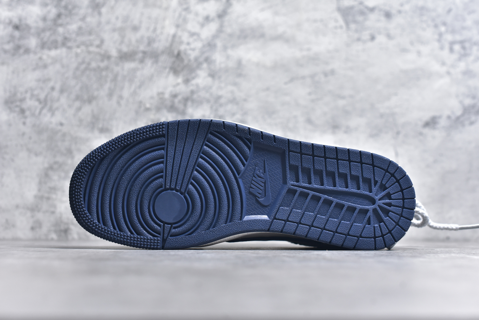 图片[6]-#Travis Scott x Fragment Design x Jordan Air Jordan 1 Low OG SP 乔1北面联名 CDG米蓝抽绳 低帮文化休闲板鞋 XX3318-515 #多方联名合作融合了Travis Scott 独特的音乐风格，藤原浩个性的设计风格以及Jordan品牌的经典元素 使其成为一双具有独特身份和价值的鞋子 清新而立体的外观加上联名标识更突出了其独特身份 这种配色方案显示出活力和时尚感 在视觉上引人注目 鞋身的质感和细腻的细节处理使其显得高端而格调十足 这款“倒钩”联名是设计与创意完美结合 融合多方的个性风格是一款备受瞩目的潮流鞋款 尺码：36 36.5 37.5 38 38.5 39 40 40.5 41 42 42.5 43 44 44.5 45 9.E5-选品中心