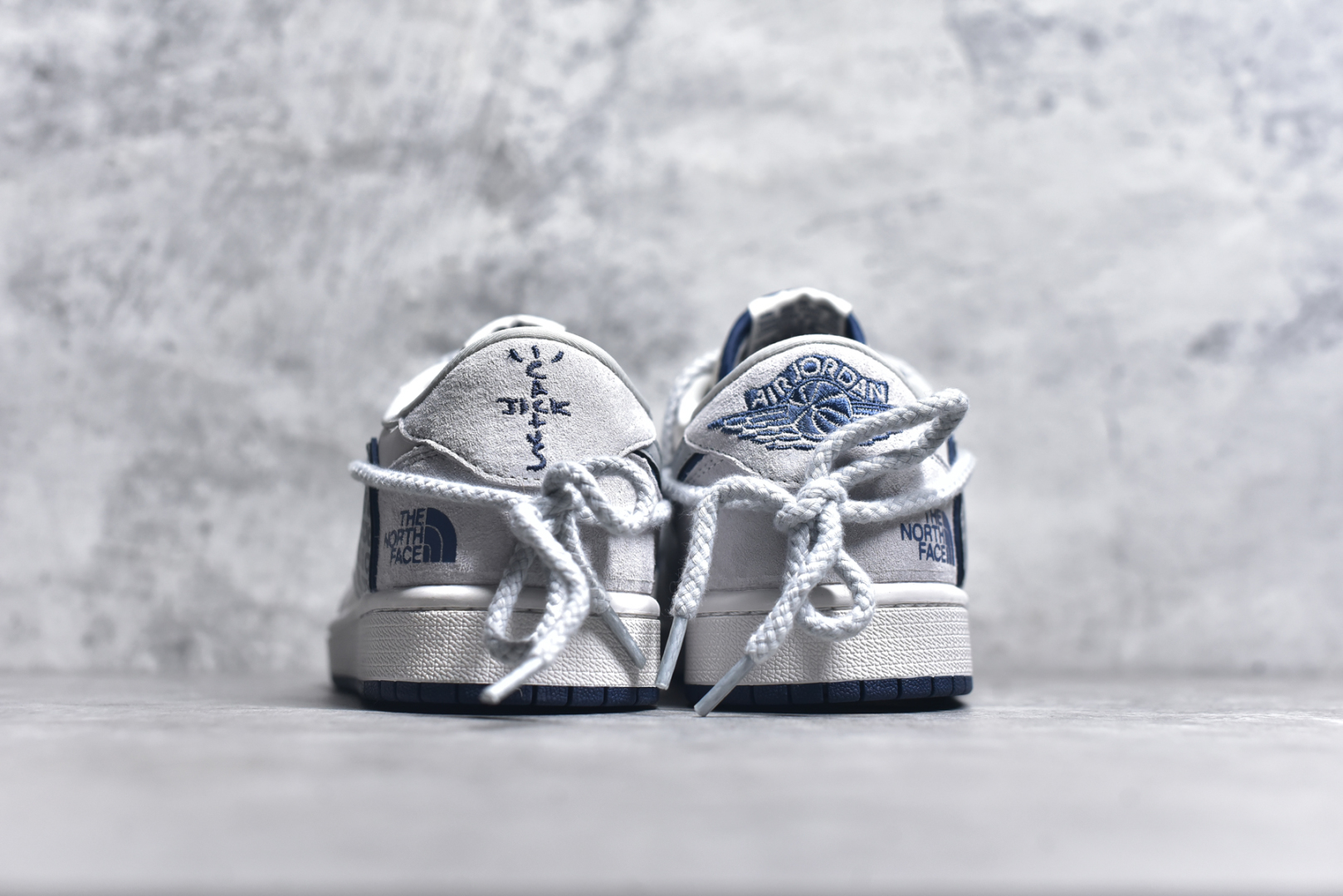 图片[5]-#Travis Scott x Fragment Design x Jordan Air Jordan 1 Low OG SP 乔1北面联名 CDG米蓝抽绳 低帮文化休闲板鞋 XX3318-515 #多方联名合作融合了Travis Scott 独特的音乐风格，藤原浩个性的设计风格以及Jordan品牌的经典元素 使其成为一双具有独特身份和价值的鞋子 清新而立体的外观加上联名标识更突出了其独特身份 这种配色方案显示出活力和时尚感 在视觉上引人注目 鞋身的质感和细腻的细节处理使其显得高端而格调十足 这款“倒钩”联名是设计与创意完美结合 融合多方的个性风格是一款备受瞩目的潮流鞋款 尺码：36 36.5 37.5 38 38.5 39 40 40.5 41 42 42.5 43 44 44.5 45 9.E5-选品中心