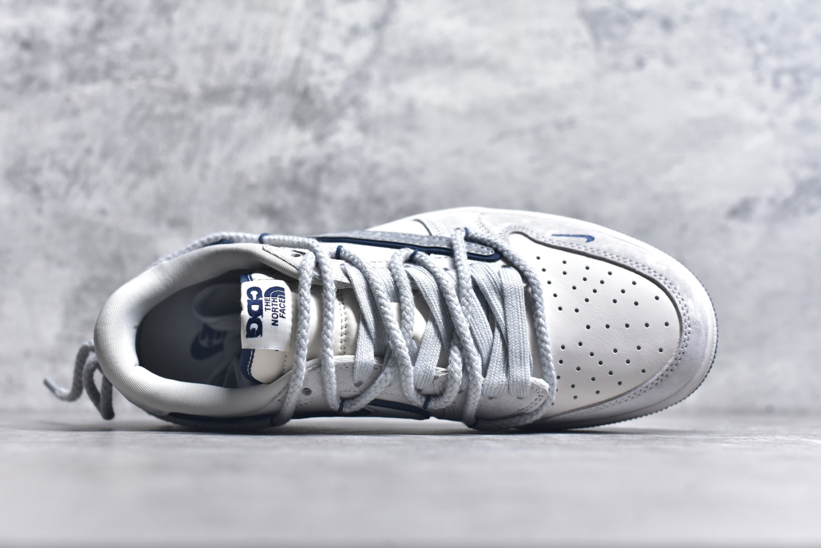 图片[4]-#Travis Scott x Fragment Design x Jordan Air Jordan 1 Low OG SP 乔1北面联名 CDG米蓝抽绳 低帮文化休闲板鞋 XX3318-515 #多方联名合作融合了Travis Scott 独特的音乐风格，藤原浩个性的设计风格以及Jordan品牌的经典元素 使其成为一双具有独特身份和价值的鞋子 清新而立体的外观加上联名标识更突出了其独特身份 这种配色方案显示出活力和时尚感 在视觉上引人注目 鞋身的质感和细腻的细节处理使其显得高端而格调十足 这款“倒钩”联名是设计与创意完美结合 融合多方的个性风格是一款备受瞩目的潮流鞋款 尺码：36 36.5 37.5 38 38.5 39 40 40.5 41 42 42.5 43 44 44.5 45 9.E5-选品中心
