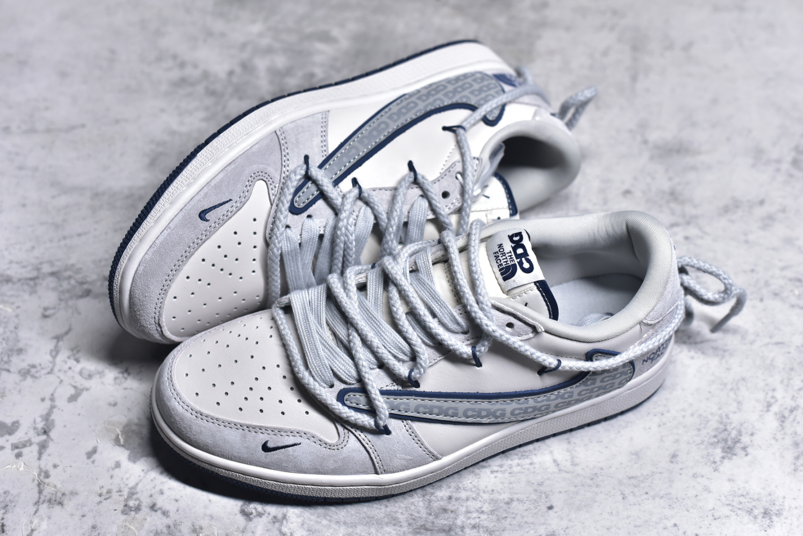 图片[7]-#Travis Scott x Fragment Design x Jordan Air Jordan 1 Low OG SP 乔1北面联名 CDG米蓝抽绳 低帮文化休闲板鞋 XX3318-515 #多方联名合作融合了Travis Scott 独特的音乐风格，藤原浩个性的设计风格以及Jordan品牌的经典元素 使其成为一双具有独特身份和价值的鞋子 清新而立体的外观加上联名标识更突出了其独特身份 这种配色方案显示出活力和时尚感 在视觉上引人注目 鞋身的质感和细腻的细节处理使其显得高端而格调十足 这款“倒钩”联名是设计与创意完美结合 融合多方的个性风格是一款备受瞩目的潮流鞋款 尺码：36 36.5 37.5 38 38.5 39 40 40.5 41 42 42.5 43 44 44.5 45 9.E5-选品中心