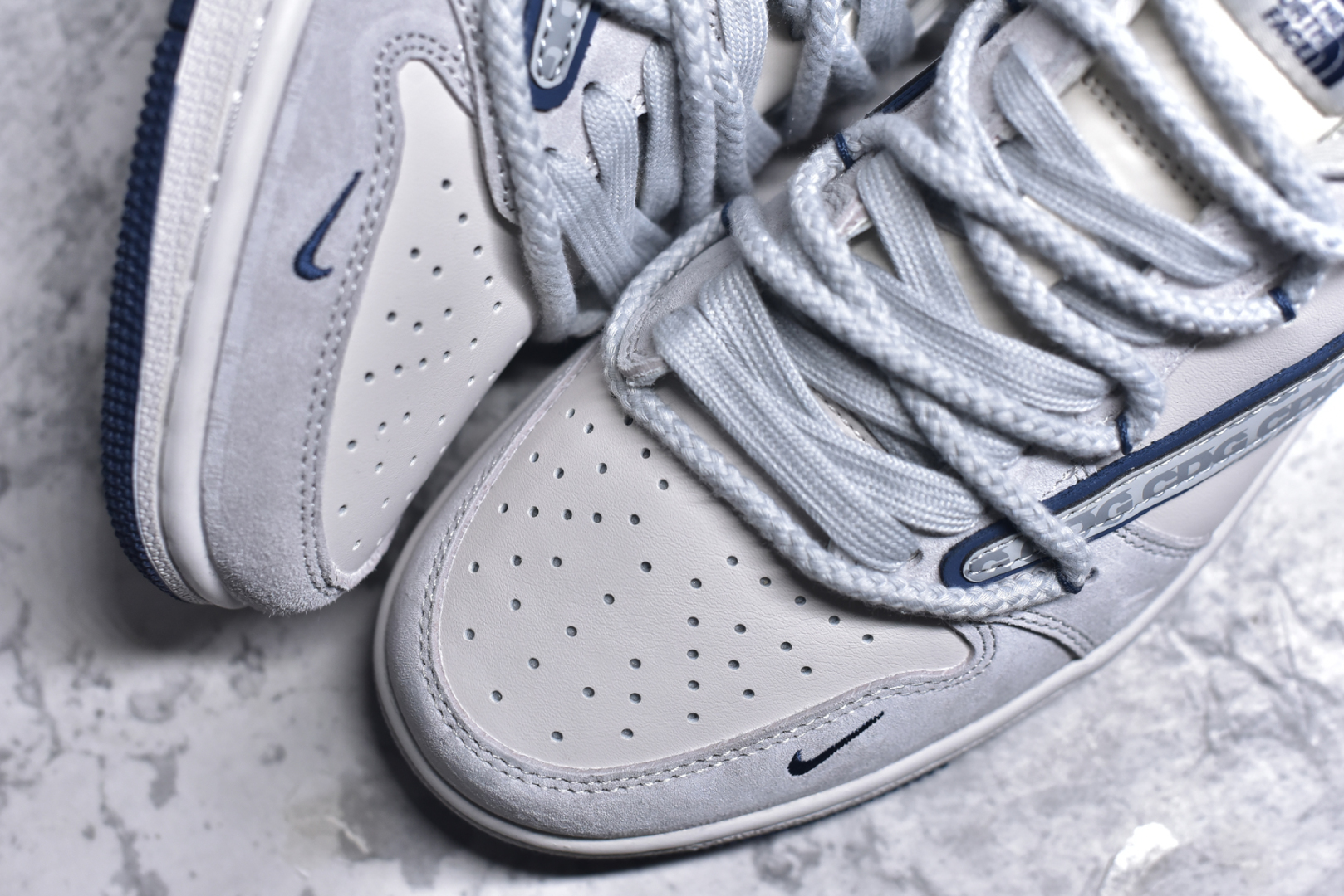 图片[8]-#Travis Scott x Fragment Design x Jordan Air Jordan 1 Low OG SP 乔1北面联名 CDG米蓝抽绳 低帮文化休闲板鞋 XX3318-515 #多方联名合作融合了Travis Scott 独特的音乐风格，藤原浩个性的设计风格以及Jordan品牌的经典元素 使其成为一双具有独特身份和价值的鞋子 清新而立体的外观加上联名标识更突出了其独特身份 这种配色方案显示出活力和时尚感 在视觉上引人注目 鞋身的质感和细腻的细节处理使其显得高端而格调十足 这款“倒钩”联名是设计与创意完美结合 融合多方的个性风格是一款备受瞩目的潮流鞋款 尺码：36 36.5 37.5 38 38.5 39 40 40.5 41 42 42.5 43 44 44.5 45 9.E5-选品中心