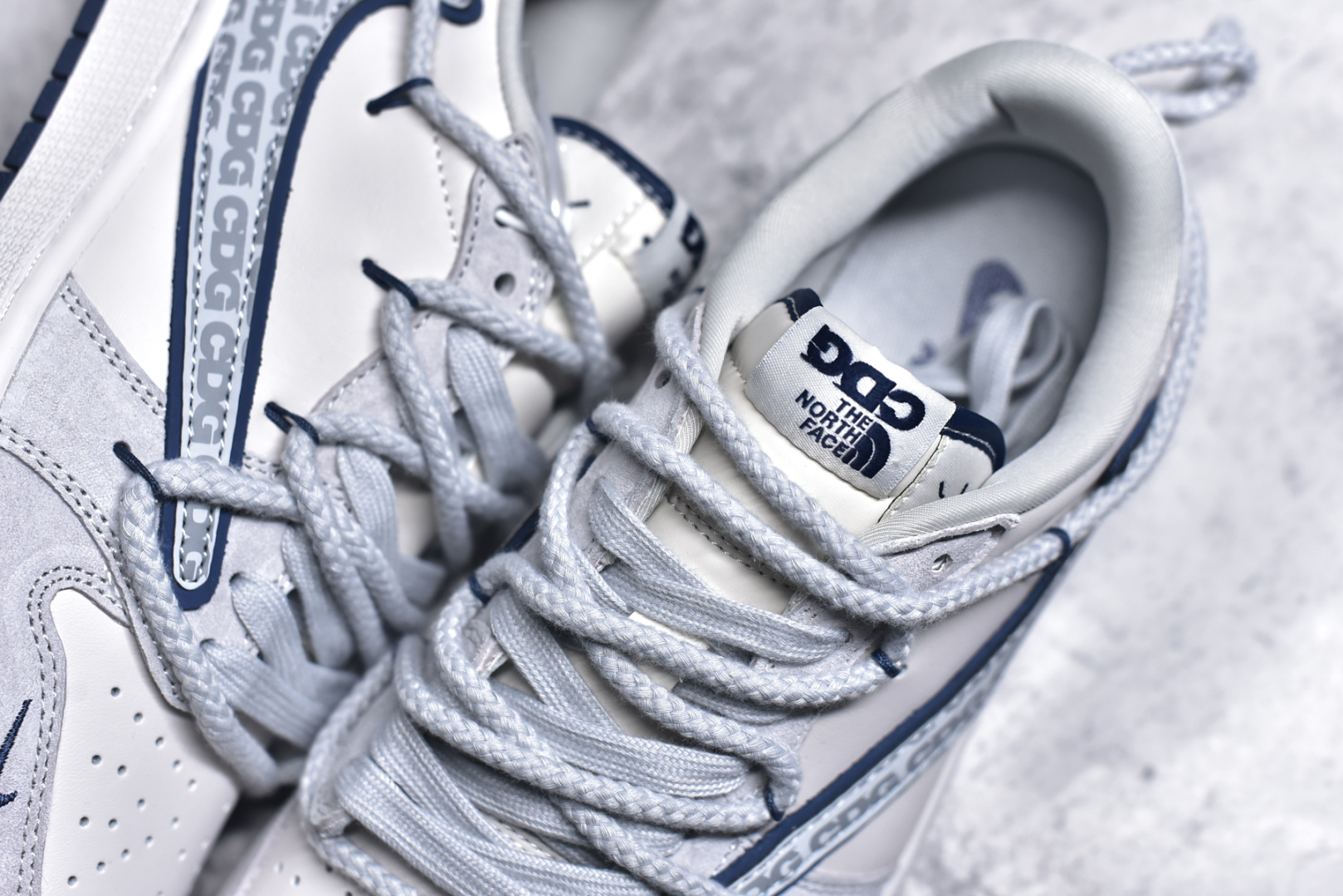 图片[9]-#Travis Scott x Fragment Design x Jordan Air Jordan 1 Low OG SP 乔1北面联名 CDG米蓝抽绳 低帮文化休闲板鞋 XX3318-515 #多方联名合作融合了Travis Scott 独特的音乐风格，藤原浩个性的设计风格以及Jordan品牌的经典元素 使其成为一双具有独特身份和价值的鞋子 清新而立体的外观加上联名标识更突出了其独特身份 这种配色方案显示出活力和时尚感 在视觉上引人注目 鞋身的质感和细腻的细节处理使其显得高端而格调十足 这款“倒钩”联名是设计与创意完美结合 融合多方的个性风格是一款备受瞩目的潮流鞋款 尺码：36 36.5 37.5 38 38.5 39 40 40.5 41 42 42.5 43 44 44.5 45 9.E5-选品中心