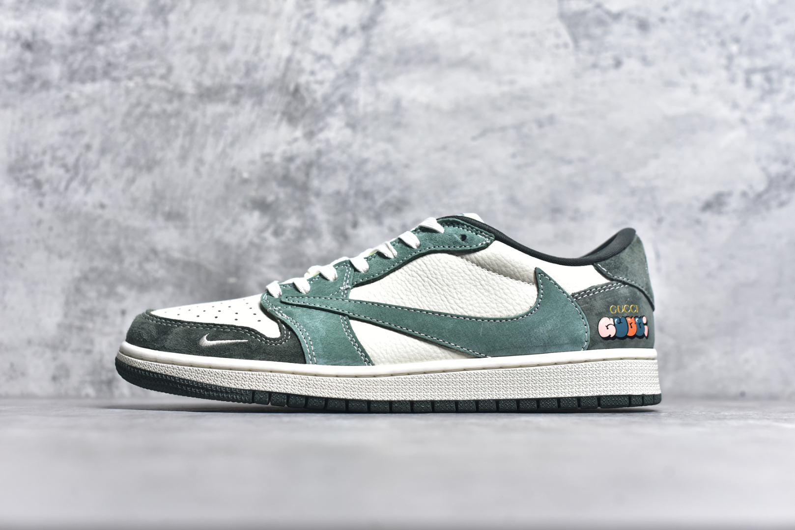 #Travis Scott x Fragment Design x Air Jordan 1 Low OG SP 乔1古驰联名 春绿 低帮文化休闲板鞋 XS2024-026 #多方联名合作融合了Travis Scott 独特的音乐风格，藤原浩个性的设计风格以及Jordan品牌的经典元素 使其成为一双具有独特身份和价值的鞋子 清新而立体的外观加上联名标识更突出了其独特身份 这种配色方案显示出活力和时尚感 在视觉上引人注目 鞋身的质感和细腻的细节处理使其显得高端而格调十足 这款“倒钩”联名是设计与创意完美结合 融合多方的个性风格是一款备受瞩目的潮流鞋款 尺码：36 36.5 37.5 38 38.5 39 40 40.5 41 42 42.5 43 44 44.5 45 9.E5-选品中心
