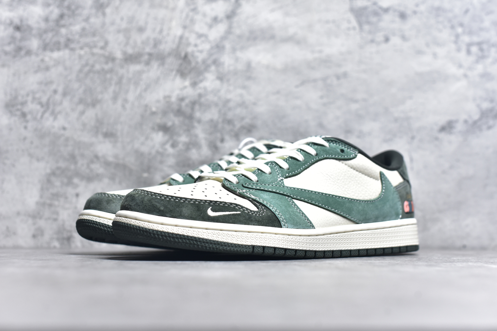 图片[2]-#Travis Scott x Fragment Design x Air Jordan 1 Low OG SP 乔1古驰联名 春绿 低帮文化休闲板鞋 XS2024-026 #多方联名合作融合了Travis Scott 独特的音乐风格，藤原浩个性的设计风格以及Jordan品牌的经典元素 使其成为一双具有独特身份和价值的鞋子 清新而立体的外观加上联名标识更突出了其独特身份 这种配色方案显示出活力和时尚感 在视觉上引人注目 鞋身的质感和细腻的细节处理使其显得高端而格调十足 这款“倒钩”联名是设计与创意完美结合 融合多方的个性风格是一款备受瞩目的潮流鞋款 尺码：36 36.5 37.5 38 38.5 39 40 40.5 41 42 42.5 43 44 44.5 45 9.E5-选品中心